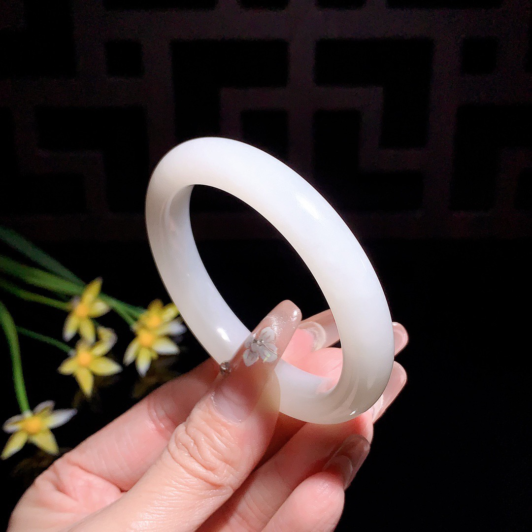 和田玉52圈口羊脂白手镯！玉质细腻油润 底色纯净 无裂无杂 脂粉好，品质高。