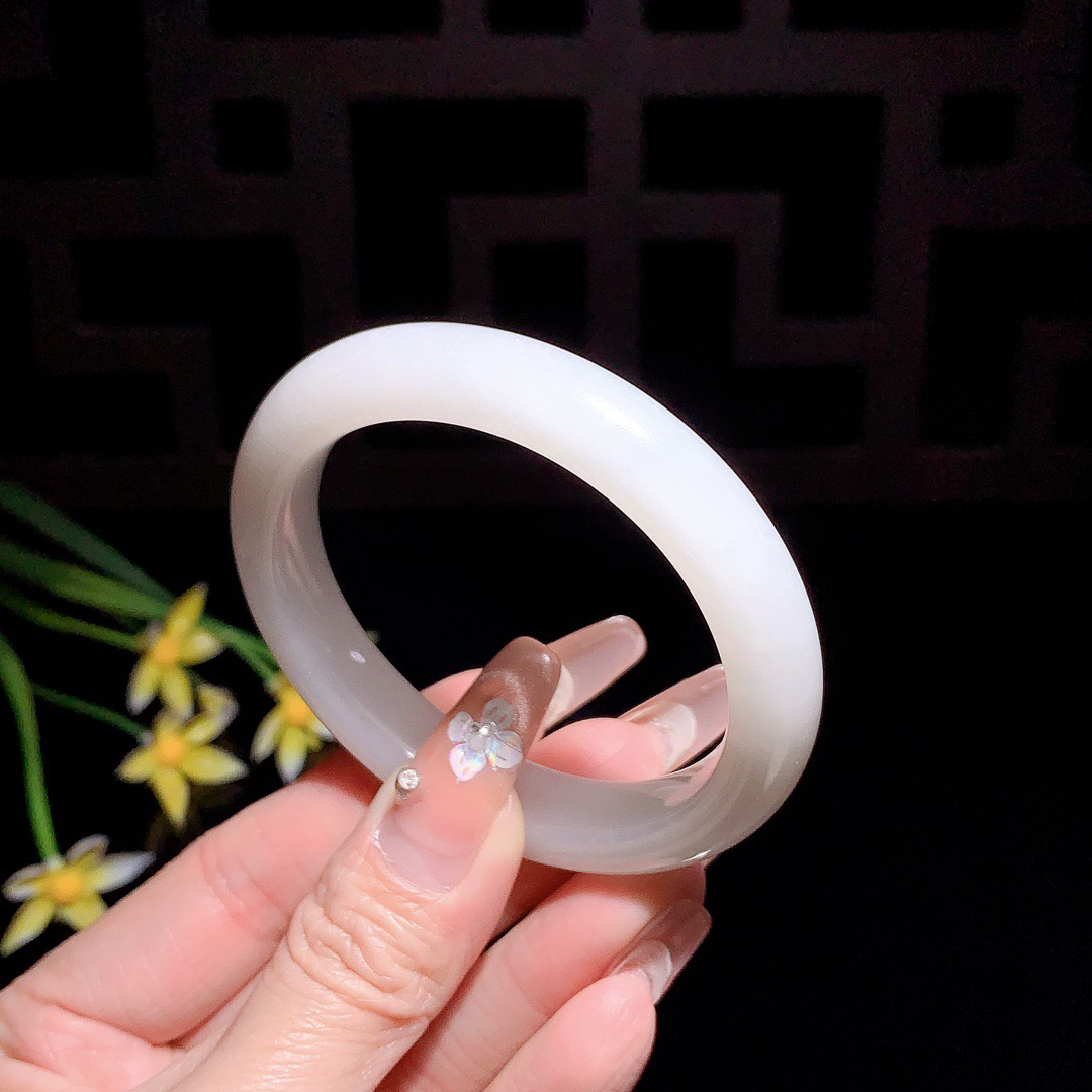 和田玉52圈口羊脂白手镯！玉质细腻油润 底色纯净 无裂无杂 脂粉好，品质高。