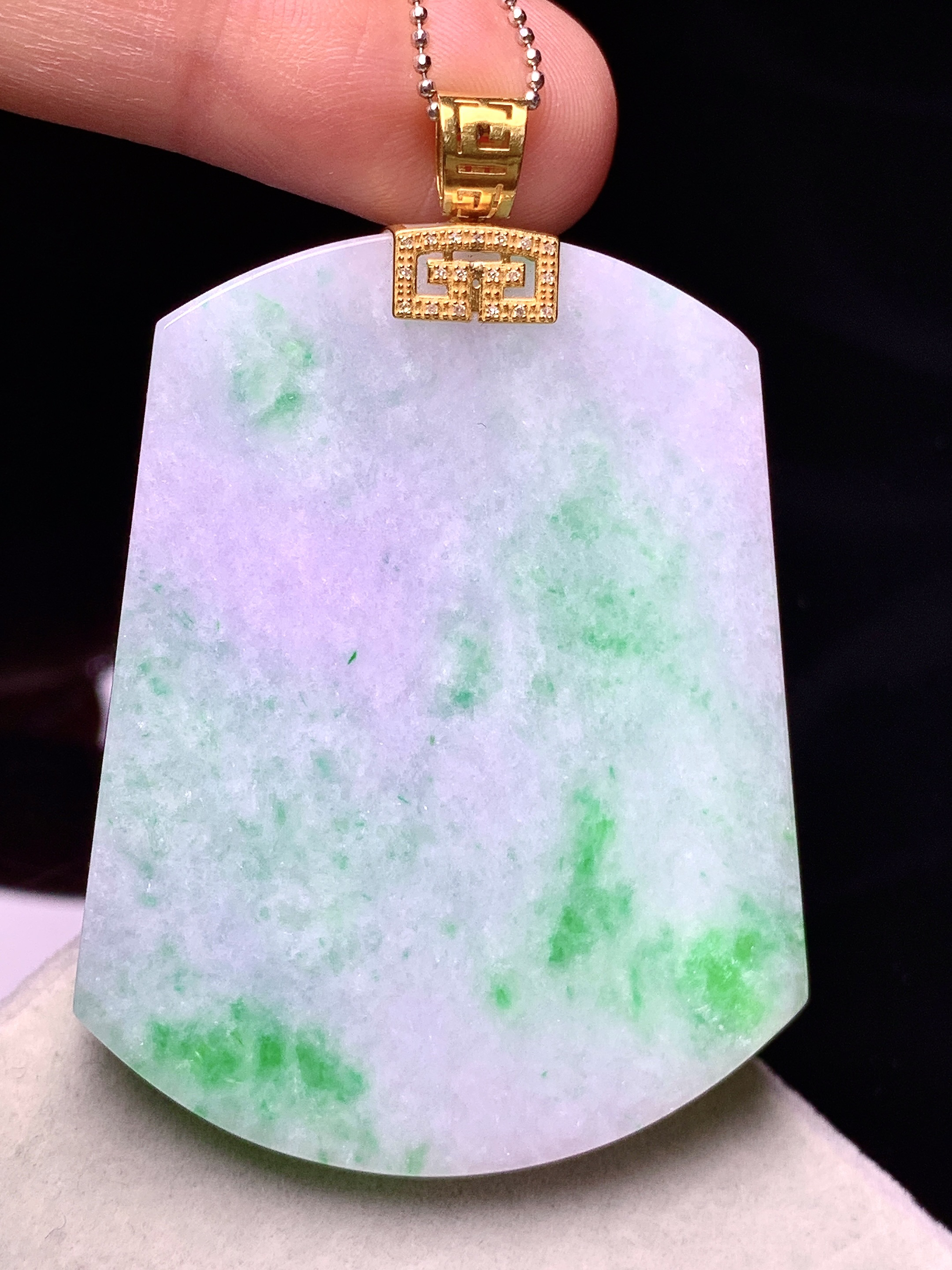 18k金钻镶嵌春彩无事牌吊坠 玉质细腻 色泽艳丽清新 水润亮眼 整体尺寸57.5*39.5*5.5e1