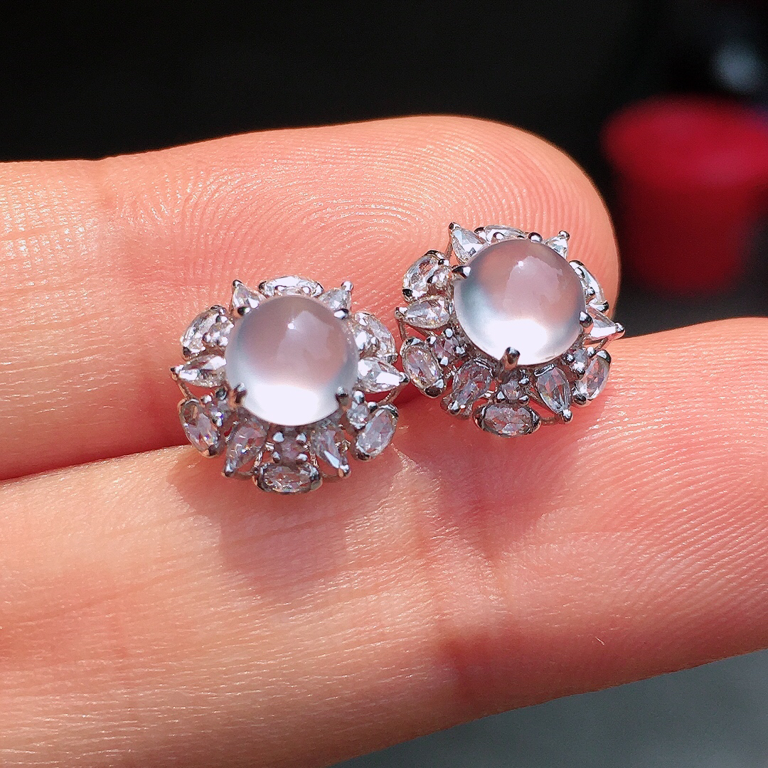 玻璃种蛋面耳钉，玉质细腻，荧光感超
强，饱满圆润，尽显优雅气质，18k
金豪华镶嵌