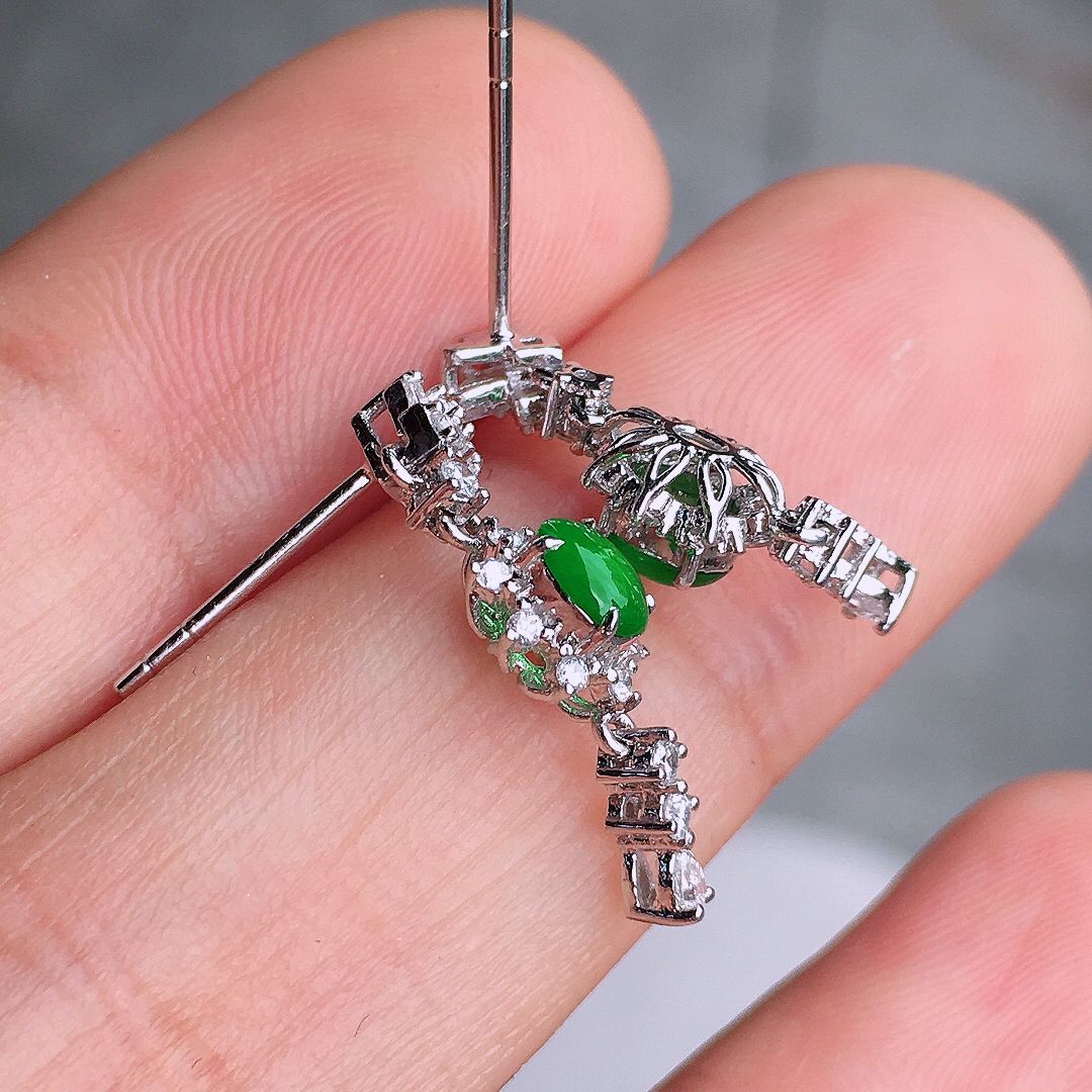 阳绿蛋面耳坠，色泽均匀艳丽，玉质细腻，荧光感超
强，饱满圆润，尽显优雅气质，18k
金豪华镶嵌