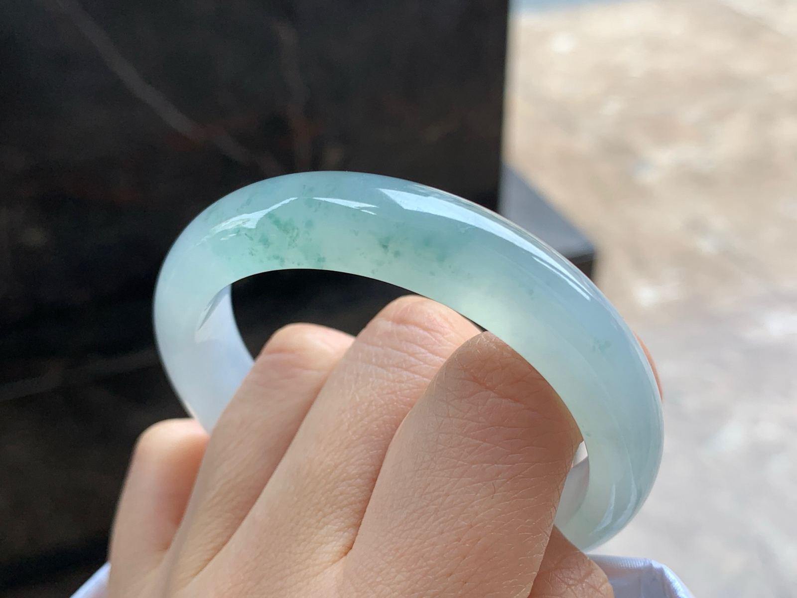 52-12.4-7.4

冰飘花手镯^_^水润冰透