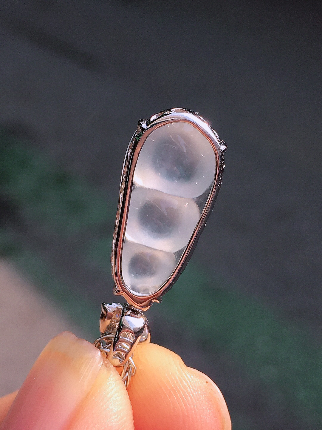 玻璃种福豆吊坠，玉质细腻，荧光感超
强，饱满圆润，尽显优雅气质，18k
金豪华镶嵌