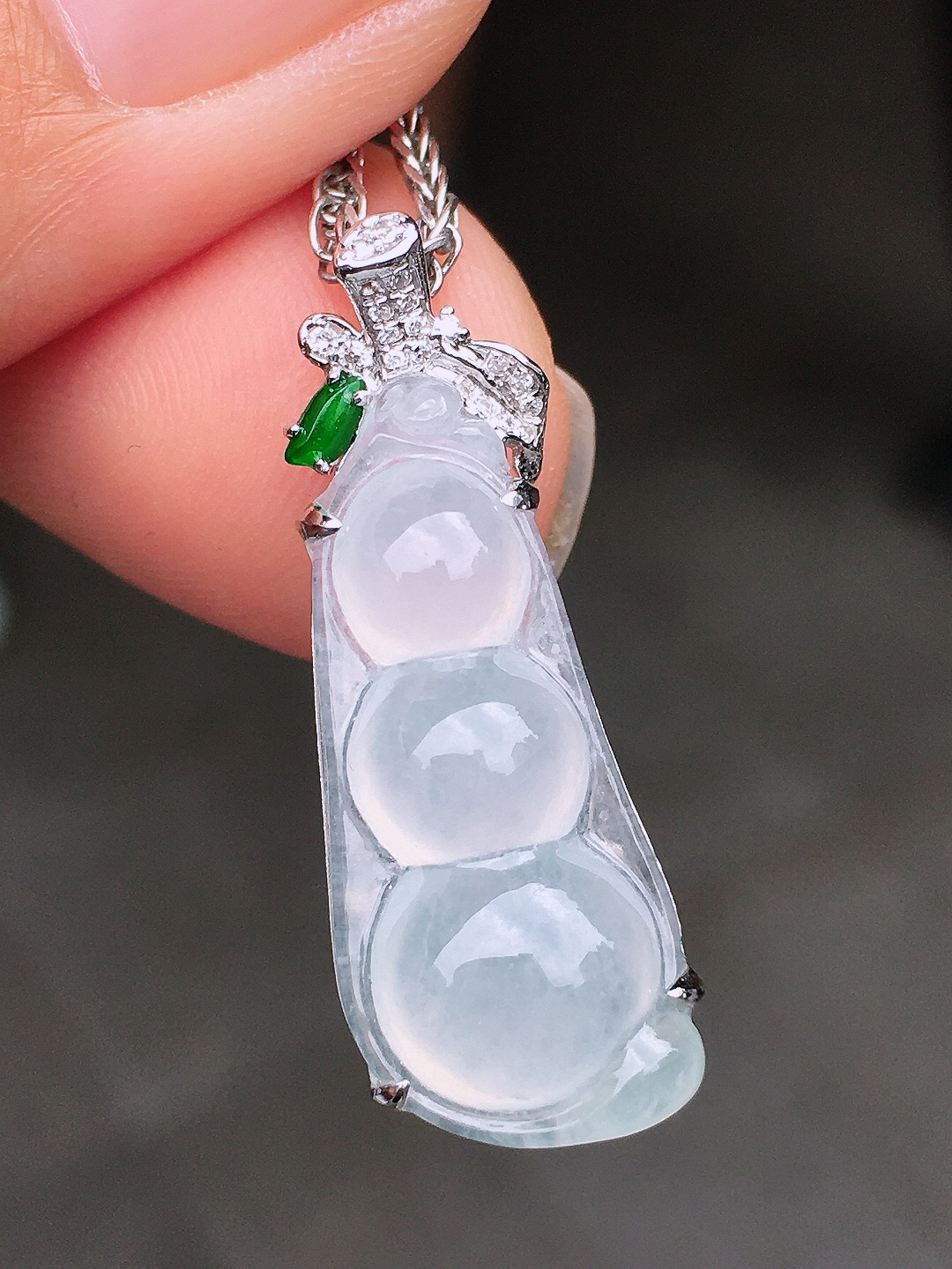 冰种福豆吊坠，玉质细腻，荧光感超
强，饱满圆润，尽显优雅气质，18k
金豪华镶嵌