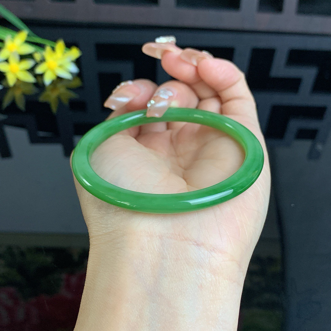 和田玉57.5圈口阳绿色美人条碧玉手镯！玉质细腻油润 底色纯净 无裂无棉 脂粉好，品质高。