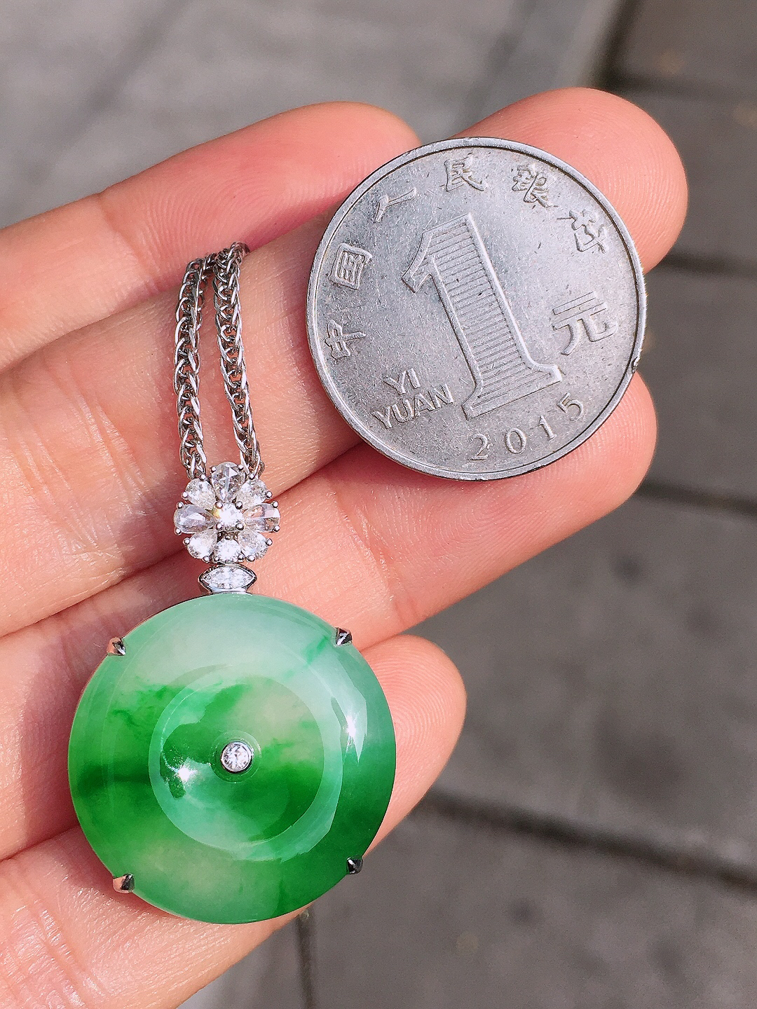 飘绿平安扣吊坠，色泽艳丽，玉质细腻，荧光感超
强，饱满圆润，尽显优雅气质，18k
金豪华镶嵌
