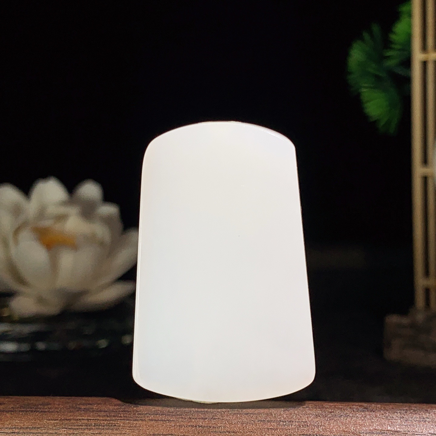 和田玉羊脂白玉平安无事牌挂件。尺寸43/28/8重22.5克，玉质细腻油润 脂粉好，品质好！lt260418