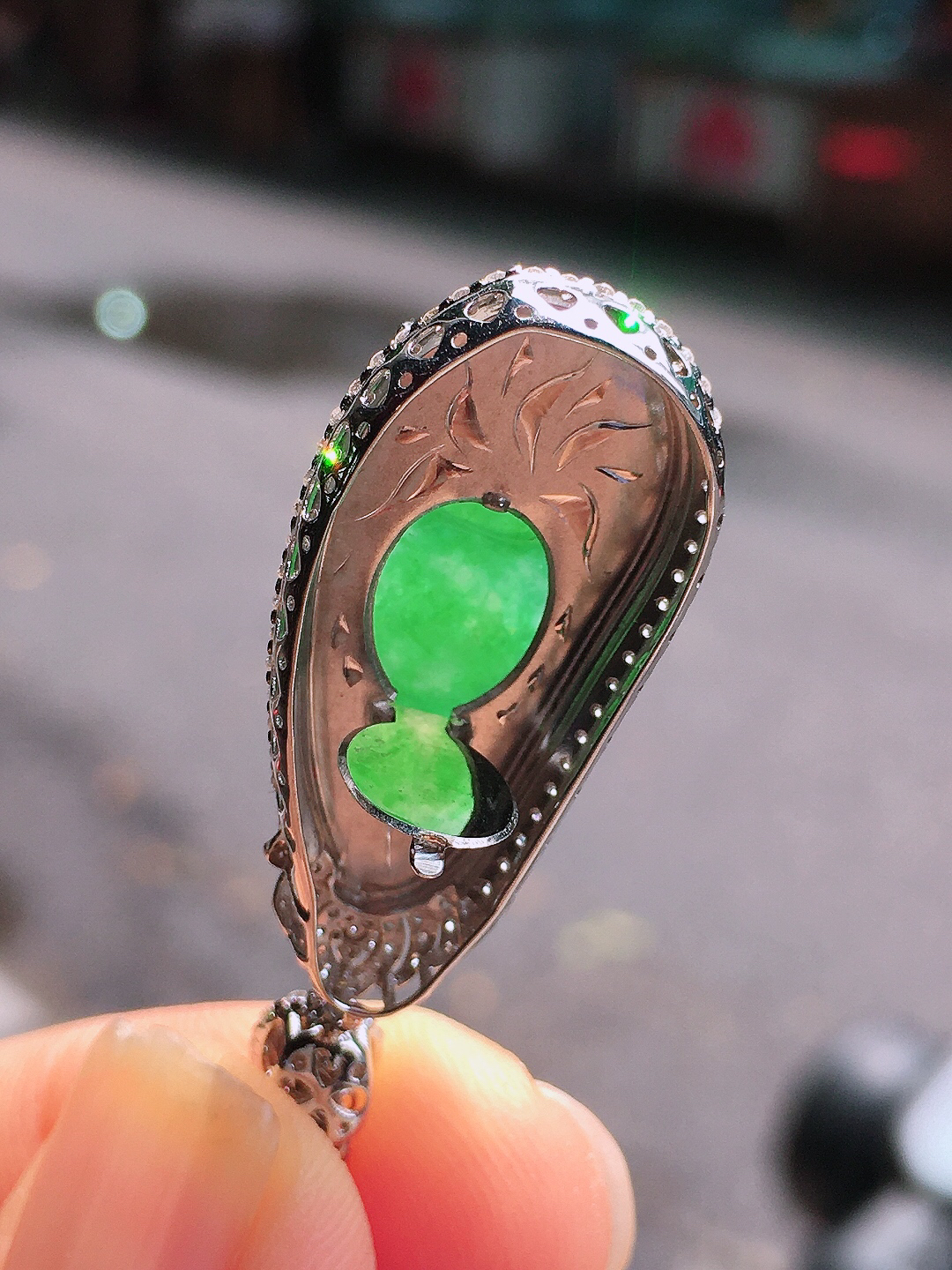 阳绿福豆吊坠，色泽均匀艳丽，玉质细腻，荧光感超
强，饱满圆润，尽显优雅气质，18k
金豪华镶嵌