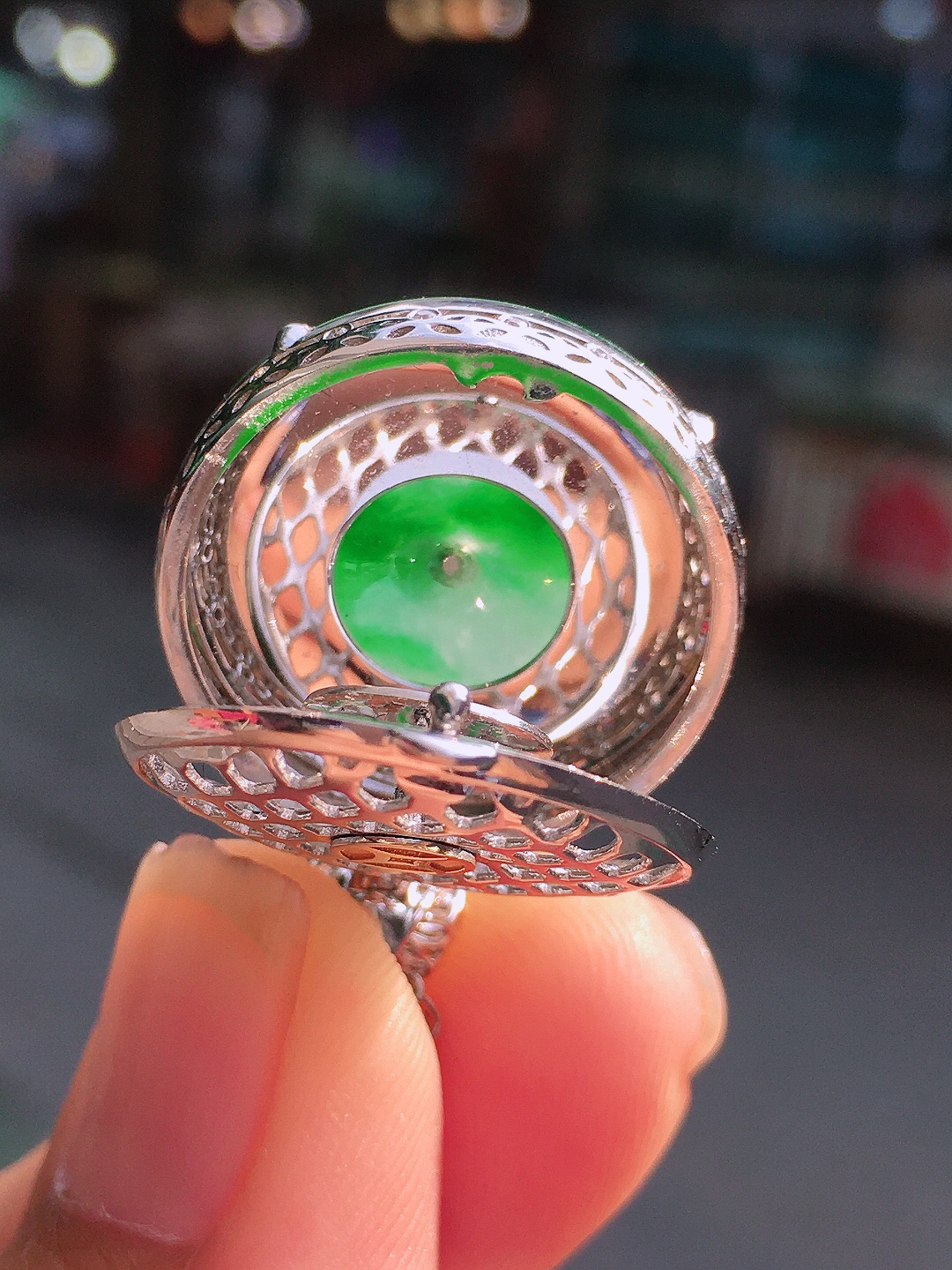 飘绿平安扣吊坠，色泽艳丽，玉质细腻，荧光感超
强，饱满圆润，尽显优雅气质，18k
金豪华镶嵌