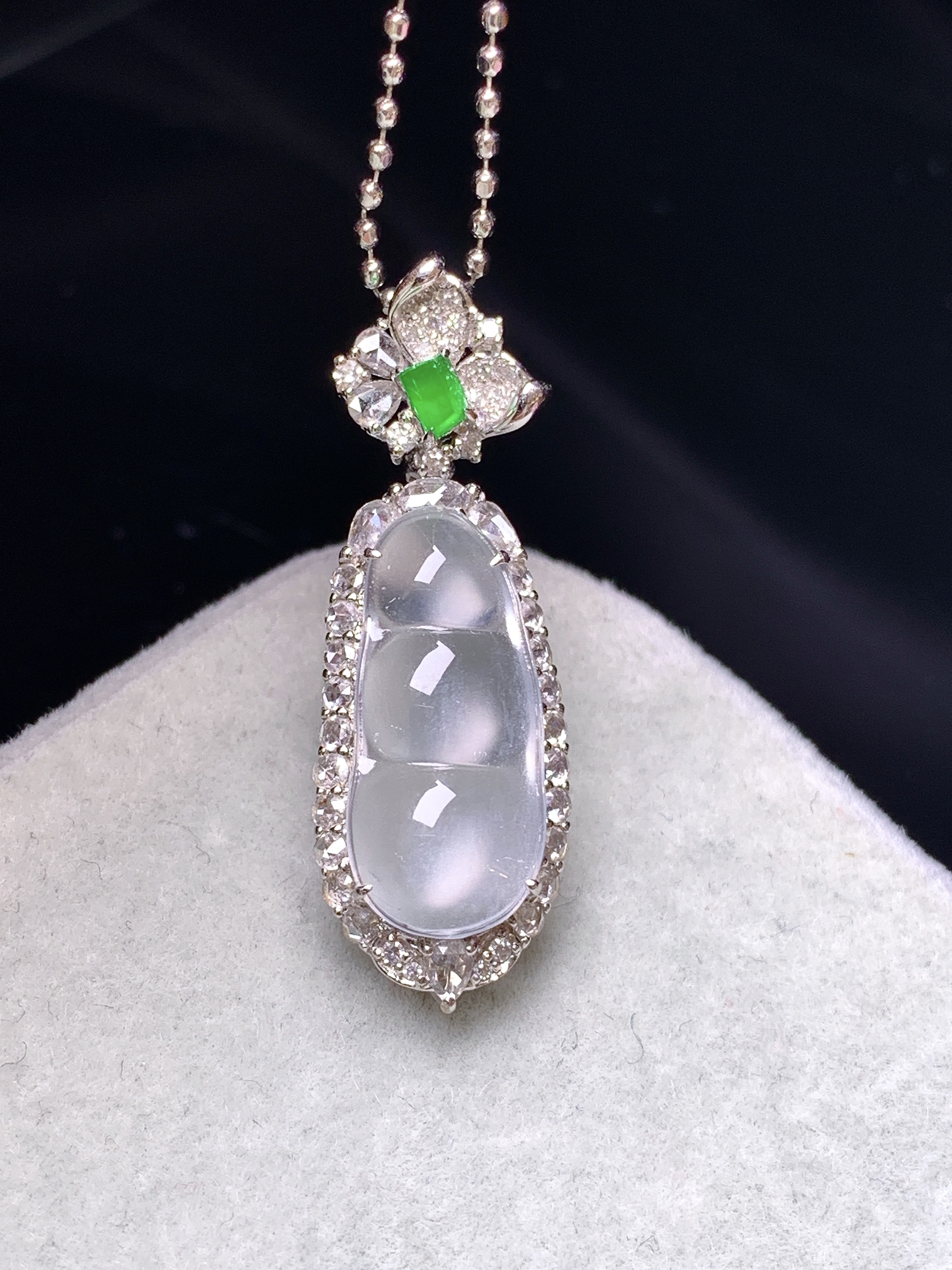 18k金钻镶嵌玻璃种四季豆吊坠 玉质细腻 色泽艳丽清新 水润亮眼 整体尺寸30.3*10.3*8.8c6