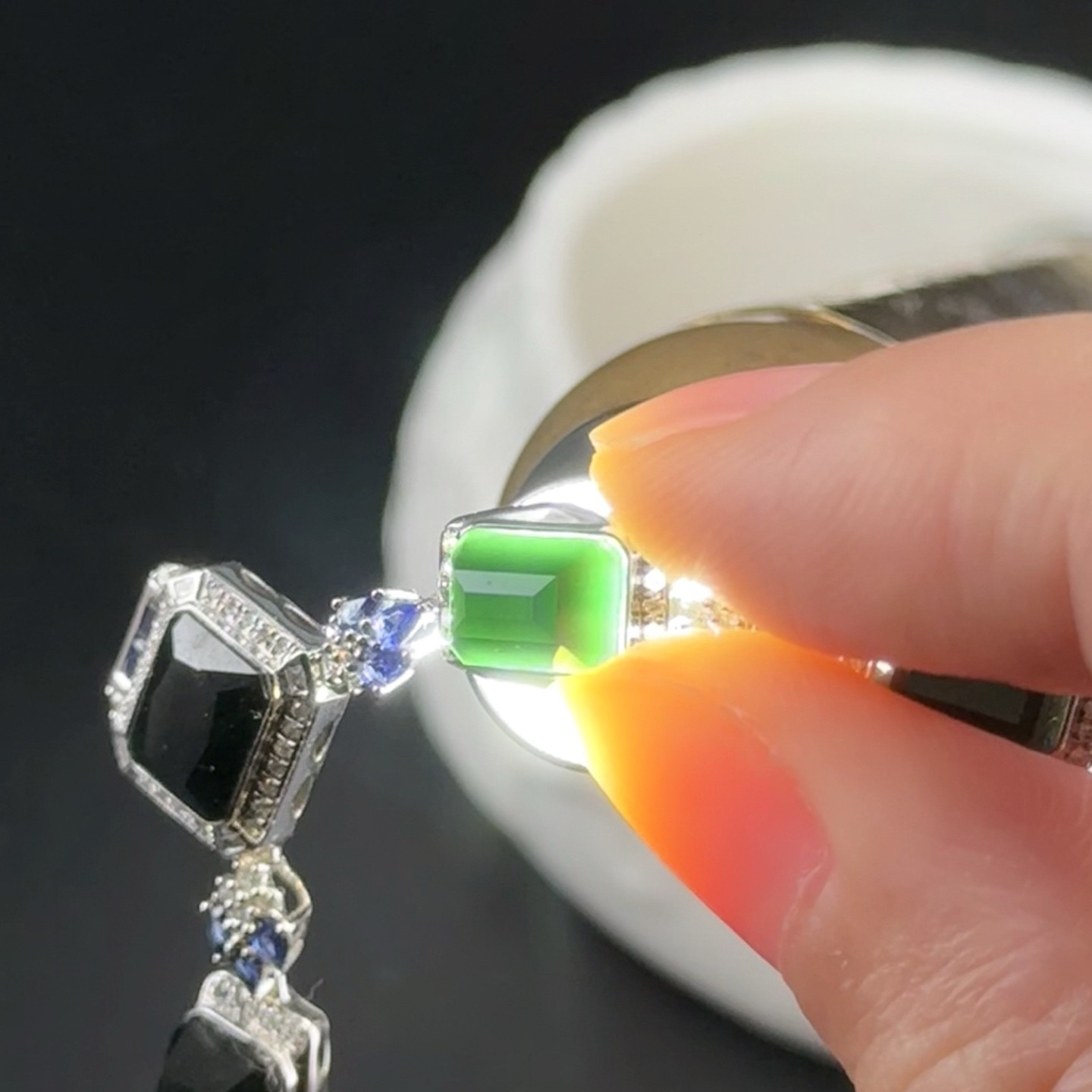 精品18k墨翠项链 种好色正 黑度极好 打灯通透 油性十足  尺寸10.5