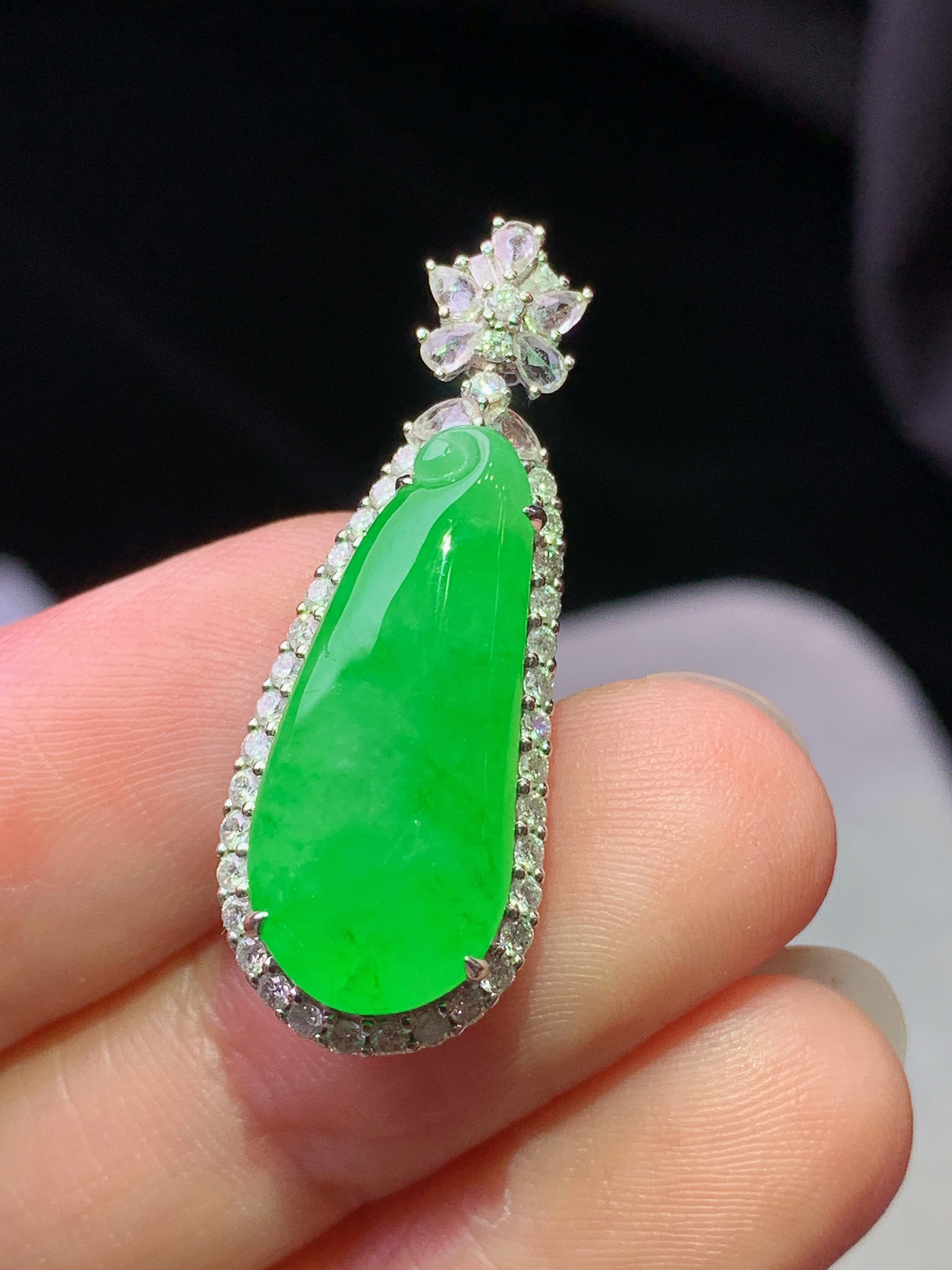 18k金钻镶嵌冰阳绿福瓜吊坠 玉质细腻 色泽艳丽清新 水润亮眼 整体尺寸31*11.8*8.6j3