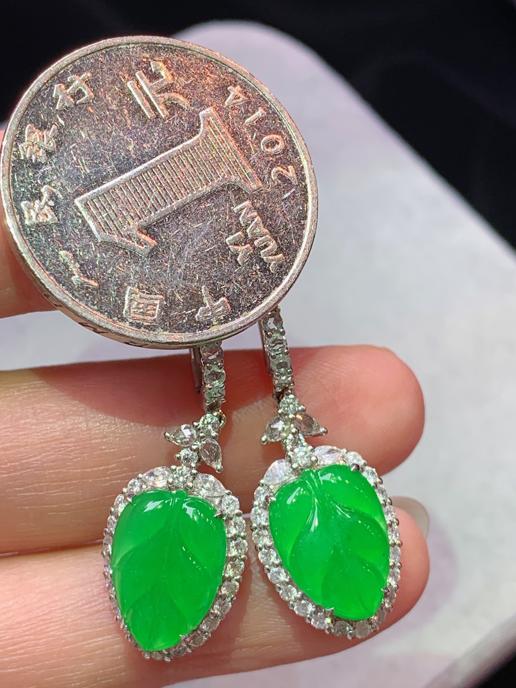 18k金钻镶嵌冰阳绿树叶耳坠 玉质细腻 色泽艳丽清新 水润亮眼 整体尺寸34.2*11.8*7.5c6