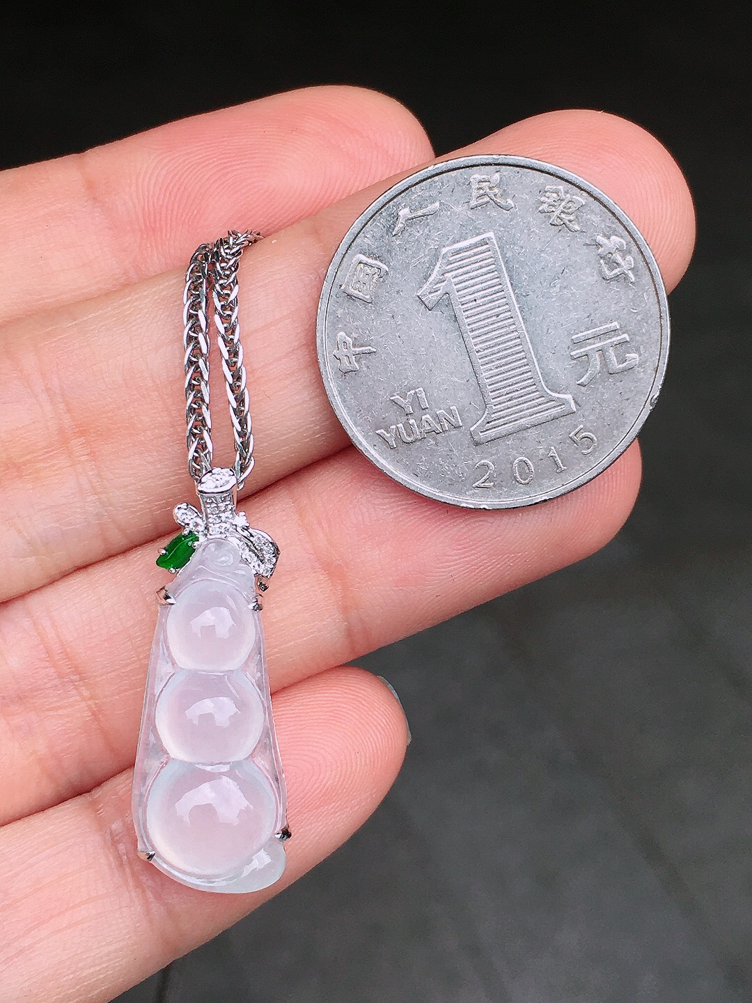冰种福豆吊坠，玉质细腻，荧光感超
强，饱满圆润，尽显优雅气质，18k
金豪华镶嵌