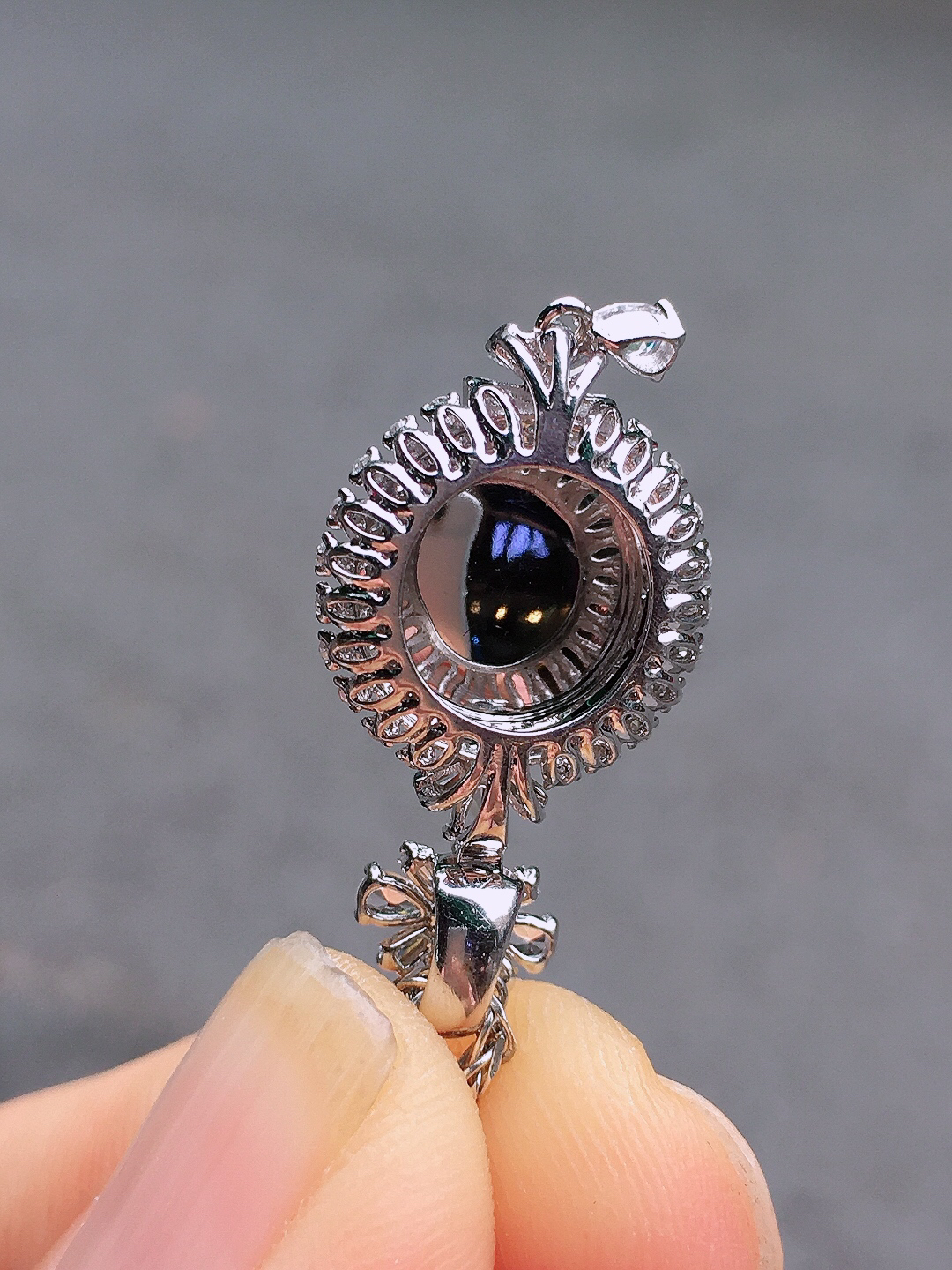 黄翡蛋面吊坠，色泽均匀艳丽，玉质细腻，荧光感超
强，饱满圆润，尽显优雅气质，18k
金豪华镶嵌