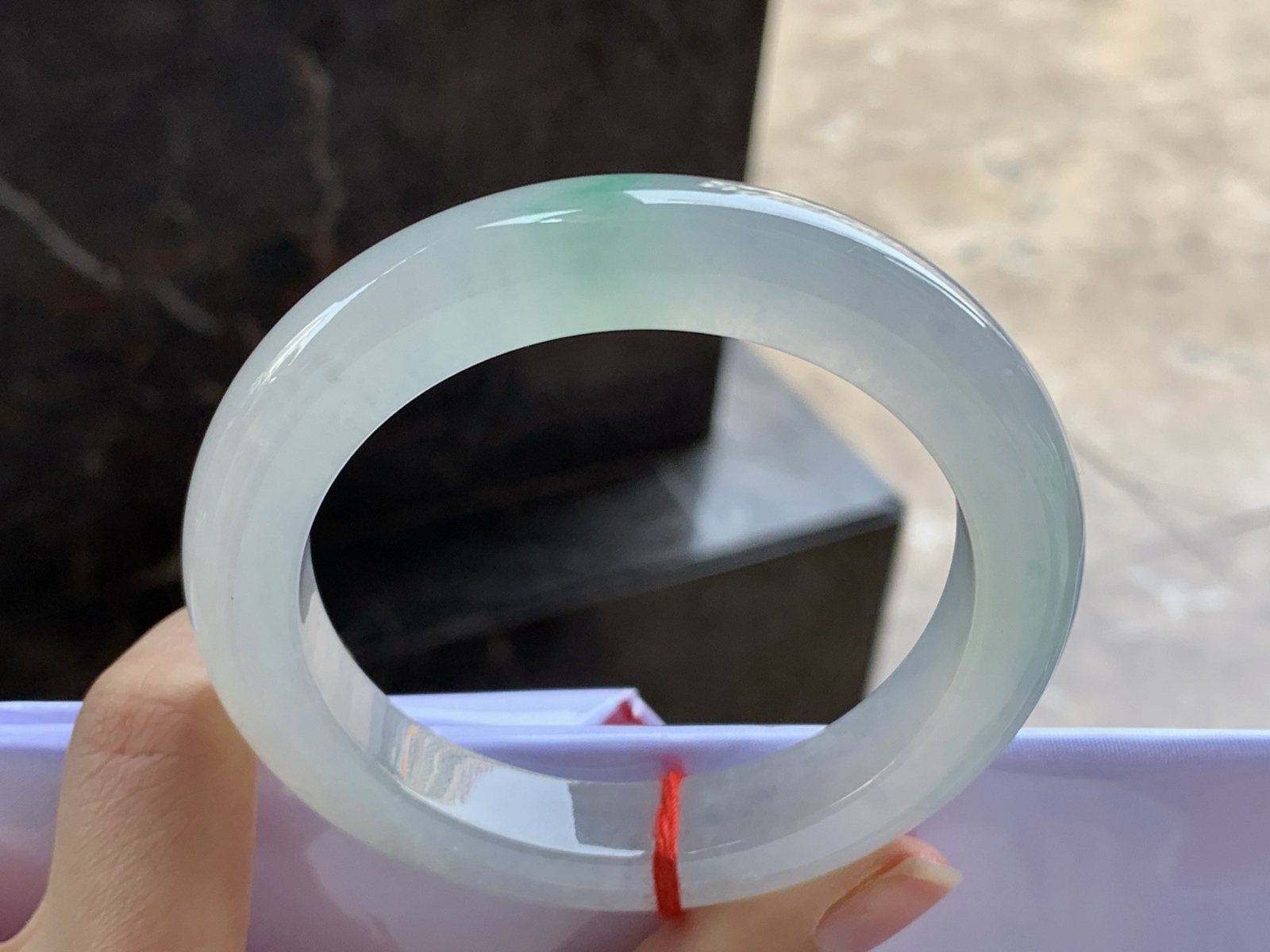 59-12-10

冰种飘绿手镯^_^种水冰透