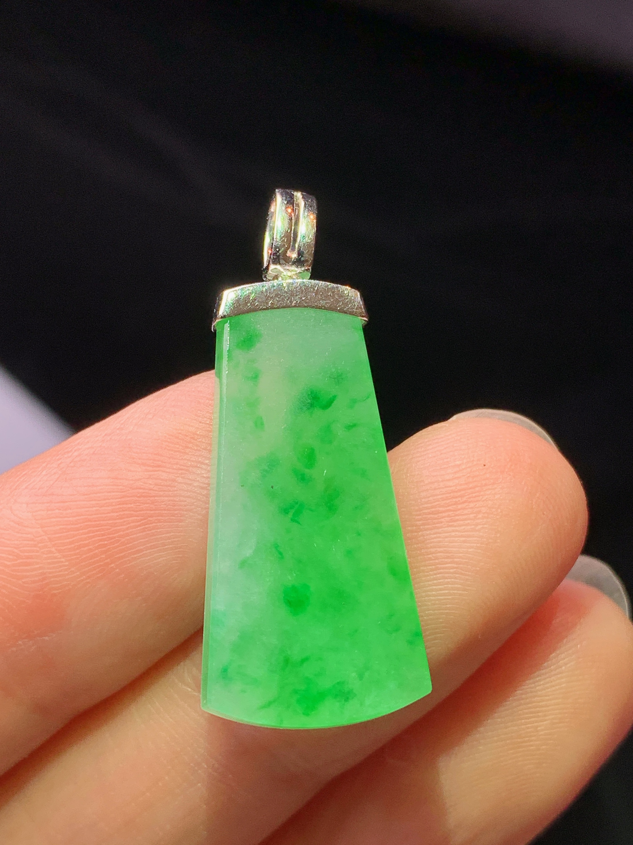 18k金钻镶嵌冰阳绿无事牌吊坠 玉质细腻 色泽艳丽清新 水润亮眼 整体尺寸30.8*12.5*2.5z1