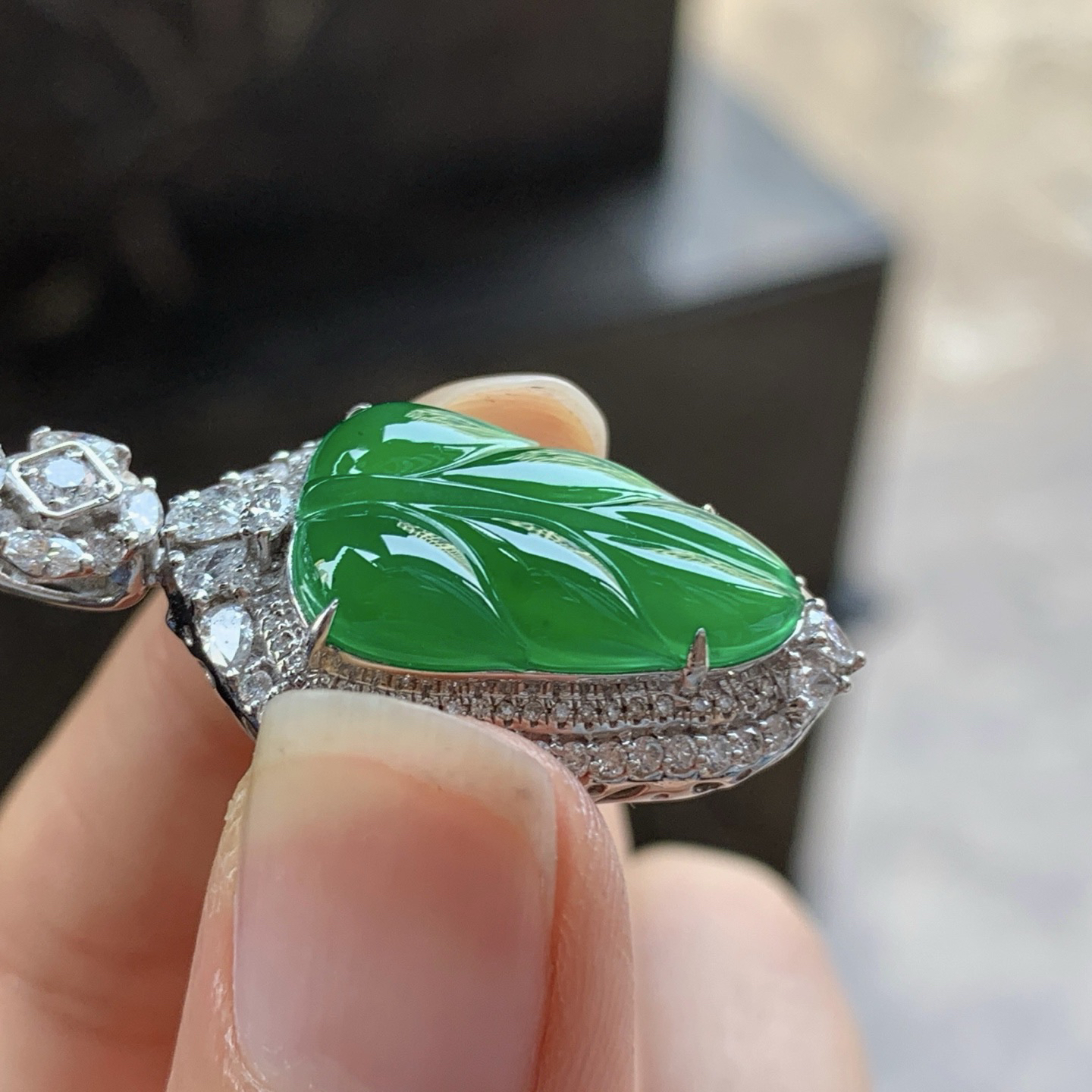 金钻镶嵌辣绿色叶子^_^颜色鲜艳 玉质温润