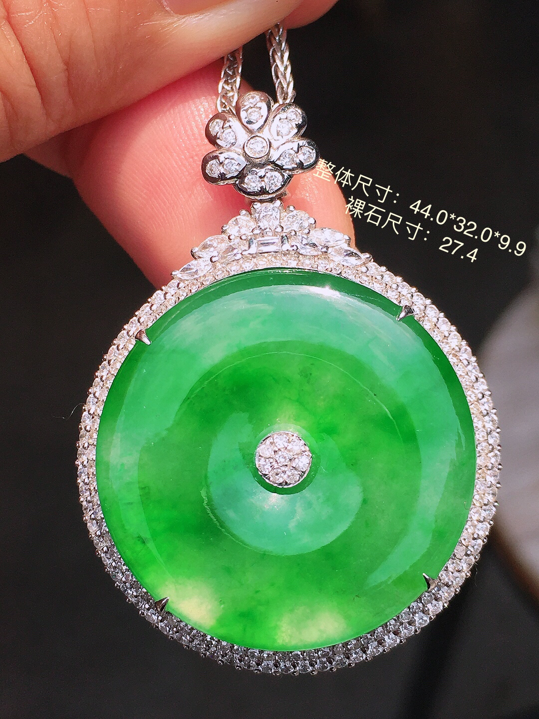 阳绿平安扣吊坠，色泽均匀艳丽，玉质细腻，荧光感超
强，饱满圆润，尽显优雅气质，18k
金豪华镶嵌
