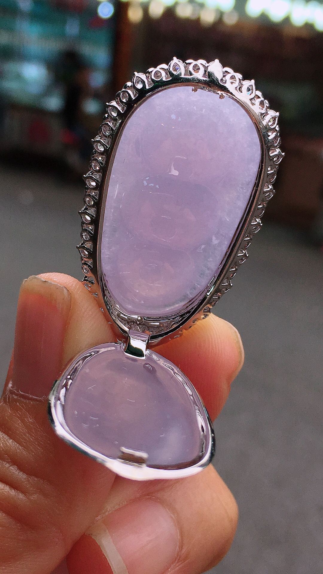 紫罗兰福豆吊坠，色泽均匀艳丽，玉质细腻，荧光感超
强，饱满圆润，尽显优雅气质，18k
金豪华镶嵌