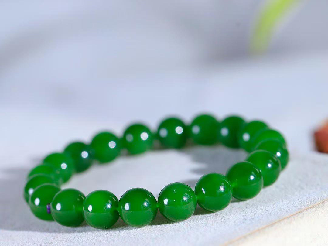 【珠圆玉润.手串】

精品和田玉碧玉珠圆玉润手串 玉质温润细腻  整串打磨圆润，佩戴舒适。珠珠落玉盘，间关莺语花底滑，一生美好时光，无论身在何处，都有它相伴相守。事事顺遂，幸福美满，吉祥如意。重27.5克 尺寸取一9.5mm  79352978A