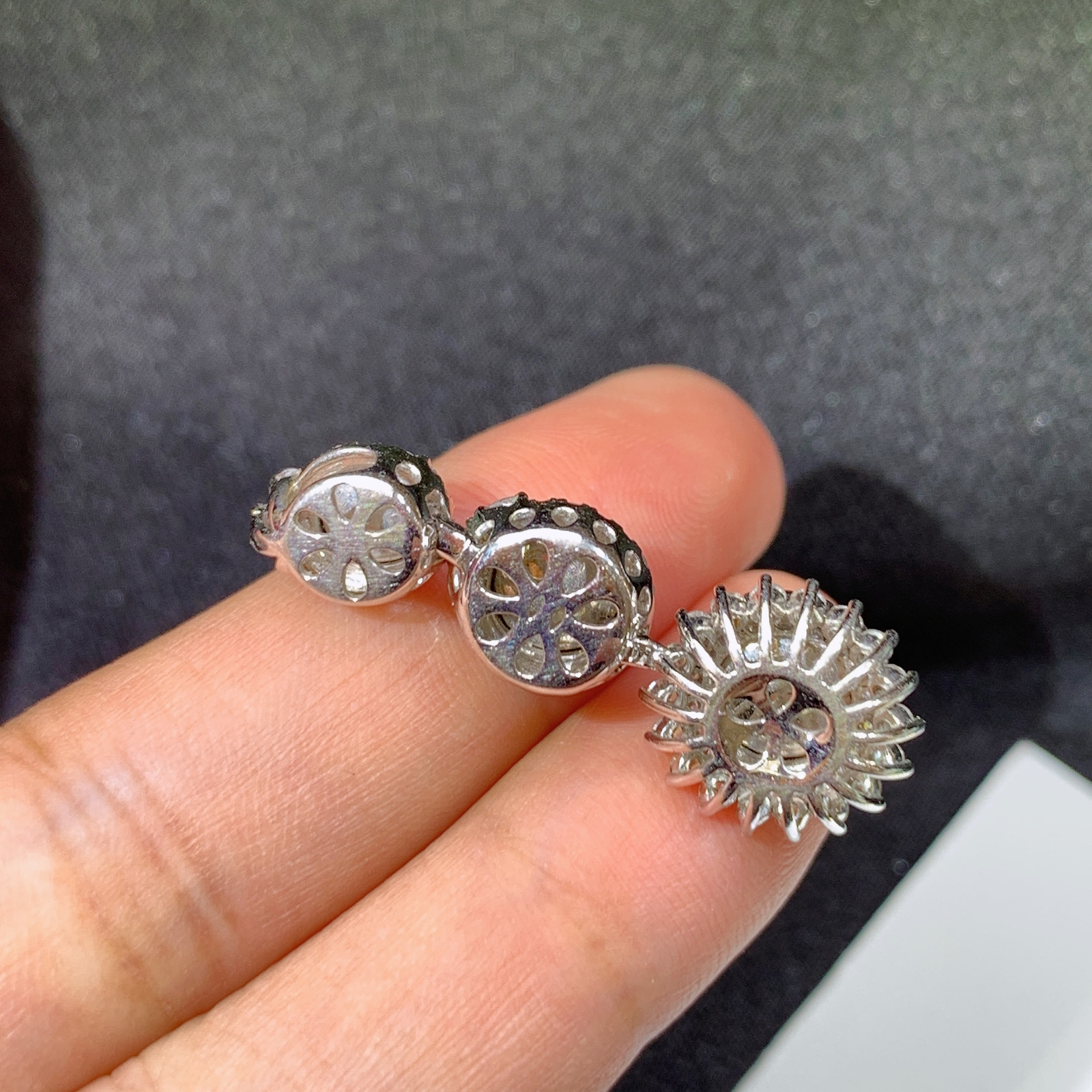 冰阳绿蛋面吊坠，18k金镶嵌，冰润色阳，玉质细腻，种水足，Mz 尺寸32.9*12*8.6