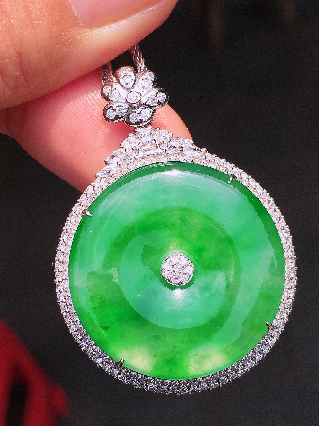 阳绿平安扣吊坠，色泽均匀艳丽，玉质细腻，荧光感超
强，饱满圆润，尽显优雅气质，18k
金豪华镶嵌