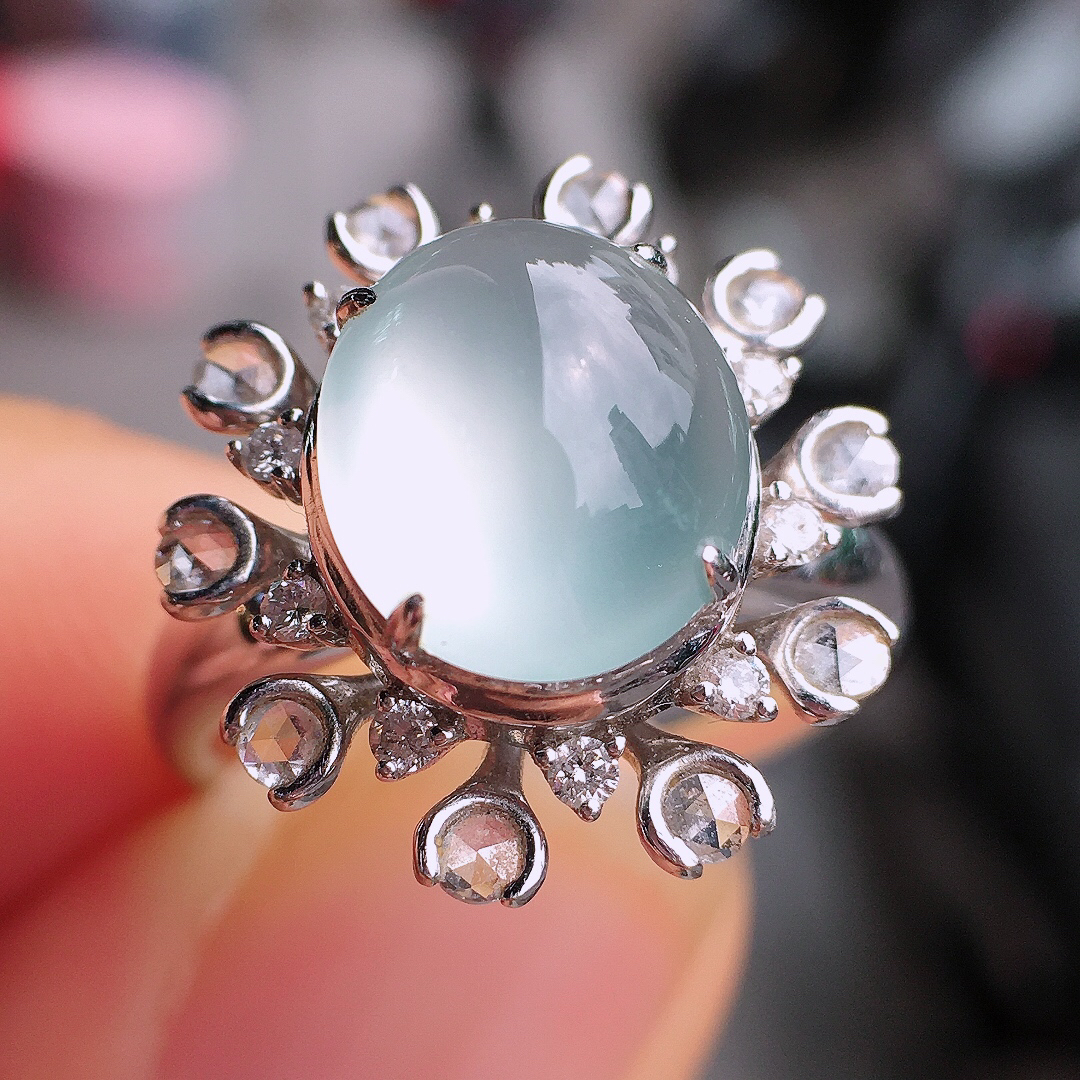 玻璃种蛋面戒指，玉质细腻，荧光感超
强，饱满圆润，尽显优雅气质，18k
金豪华镶嵌