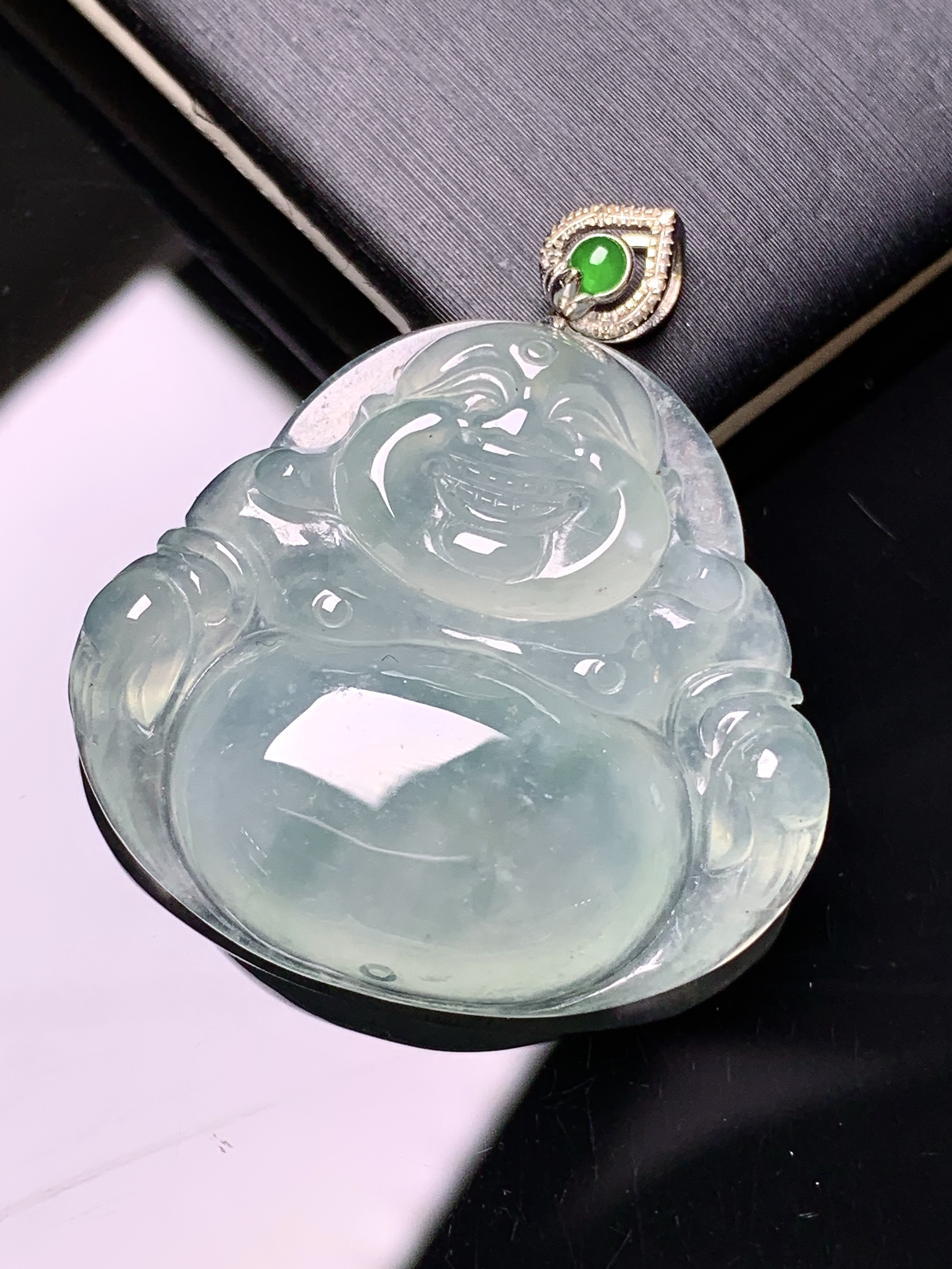 18k金镶嵌冰种佛公吊坠 玉质细腻 色泽艳丽清新 水润亮眼 整体尺寸33.5*29.5*6e1