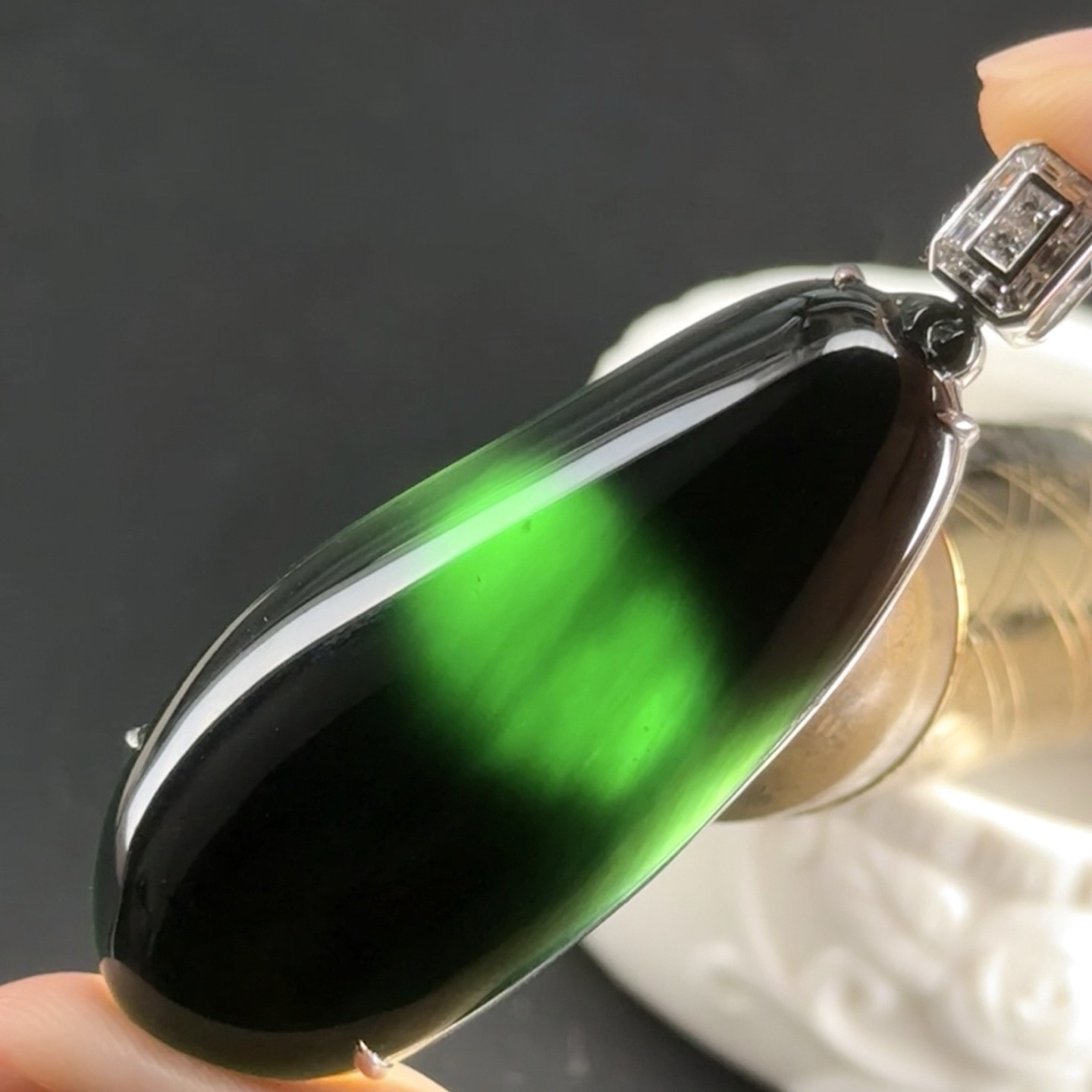 精品18k墨翠大福瓜 种好色正 黑度极好 打灯通透 油性十足  尺寸60