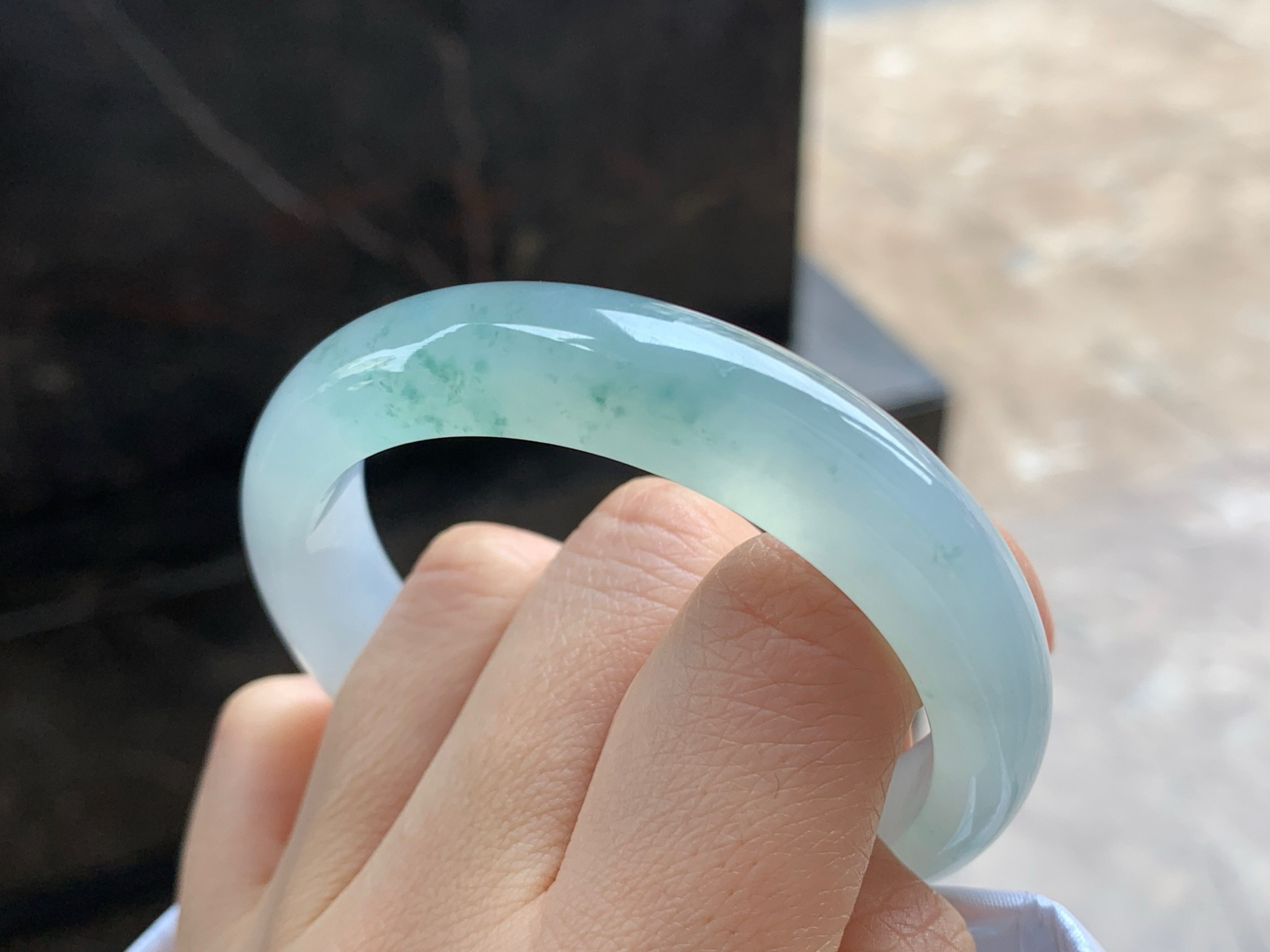 52-12.4-7.4

冰飘花手镯^_^水润冰透