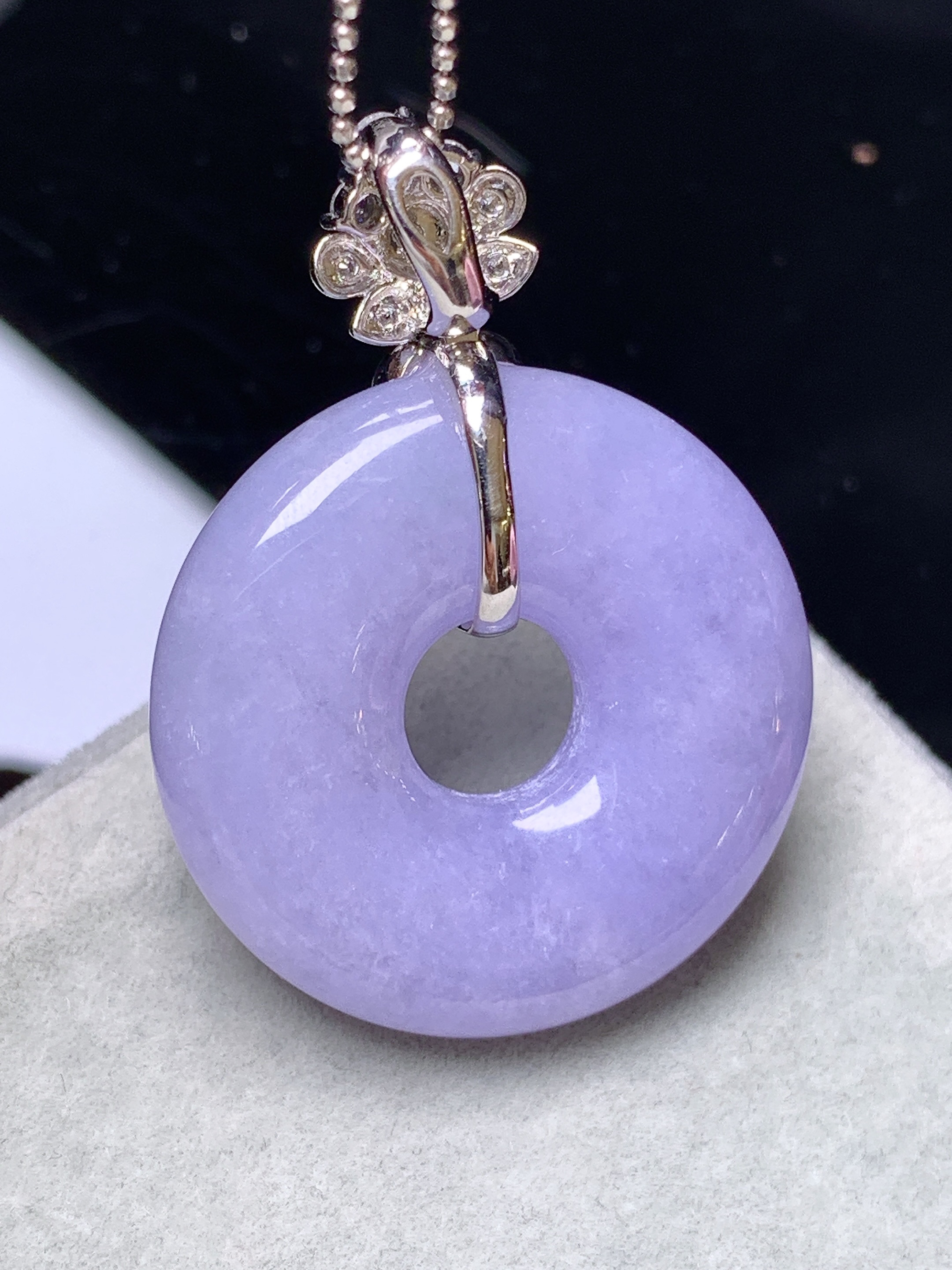 18k金钻镶嵌紫罗兰平安环吊坠 玉质细腻 色泽艳丽清新 水润亮眼 整体尺寸34.8*25.5*6.3b7