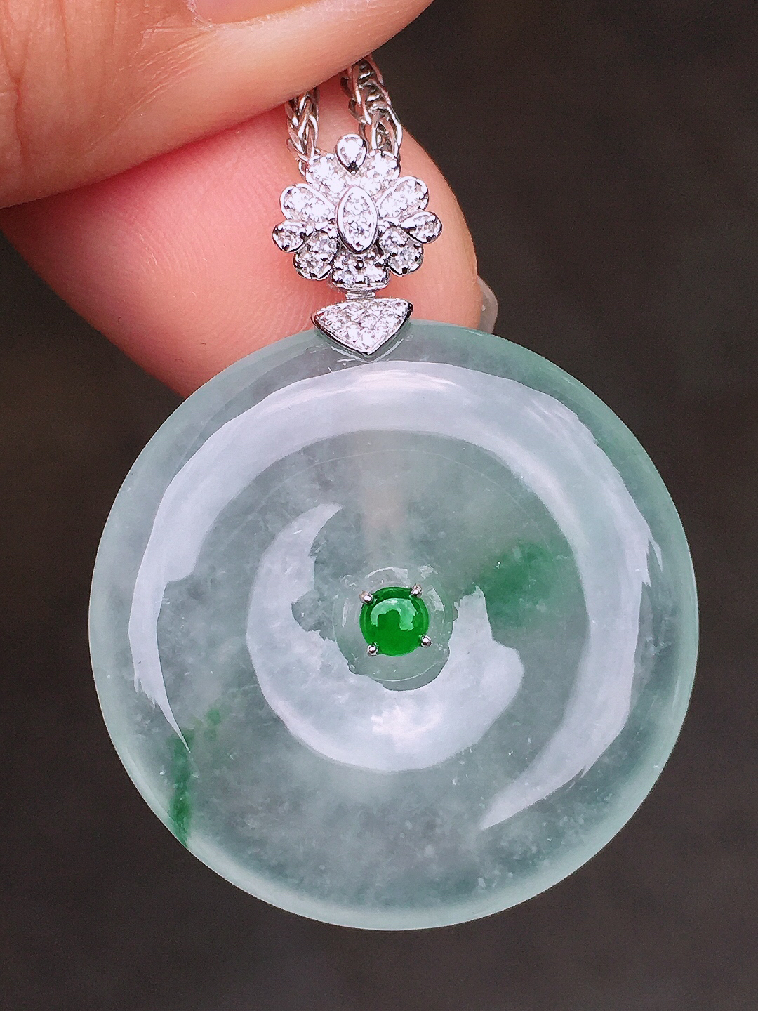 飘绿平安扣吊坠，色泽艳丽，玉质细腻，荧光感超
强，饱满圆润，尽显优雅气质，18k
金豪华镶嵌