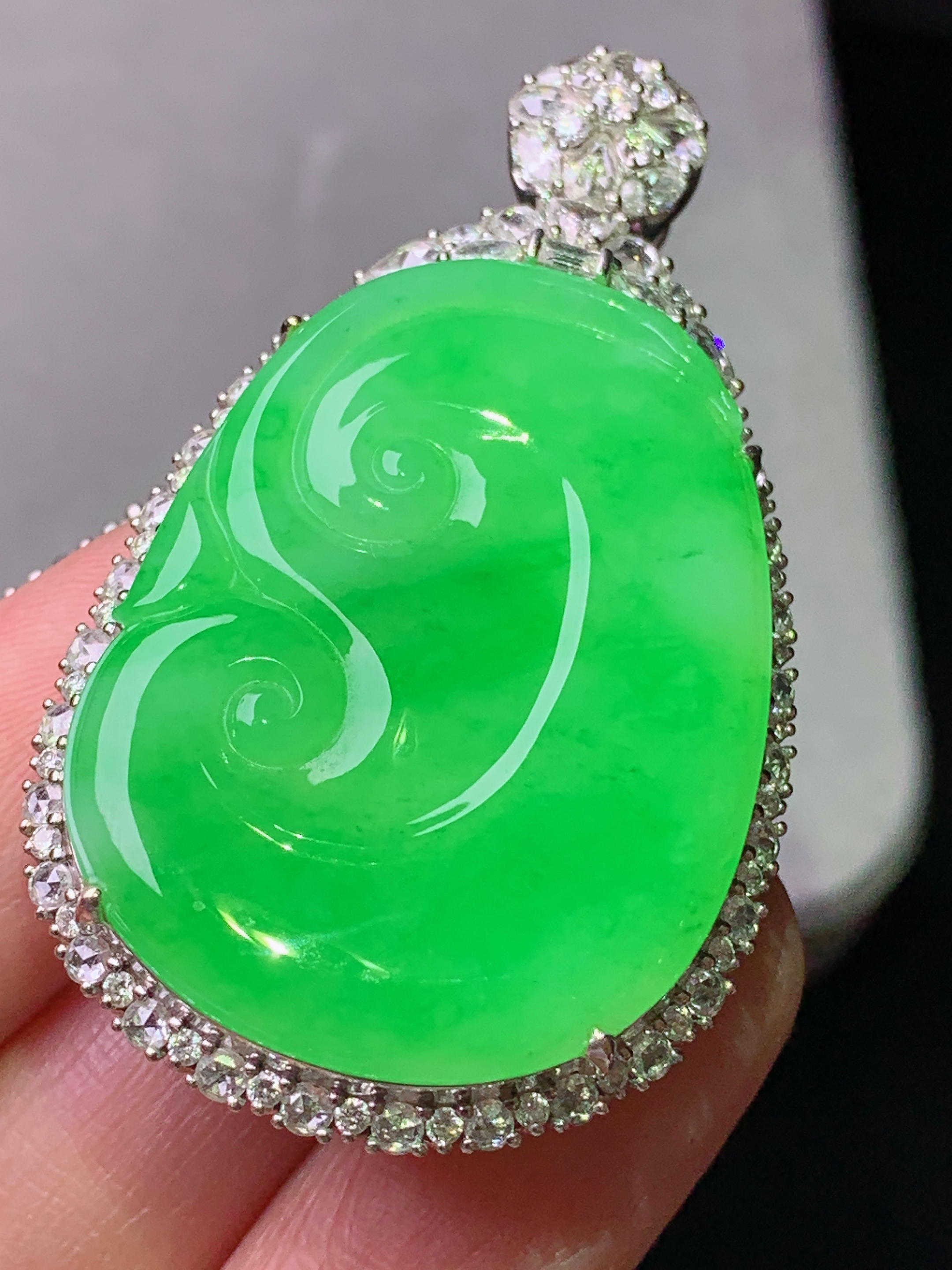 18k金钻镶嵌冰阳绿如意吊坠 玉质细腻 色泽艳丽清新 水润亮眼 整体尺寸50.5*29.3*10.2b7