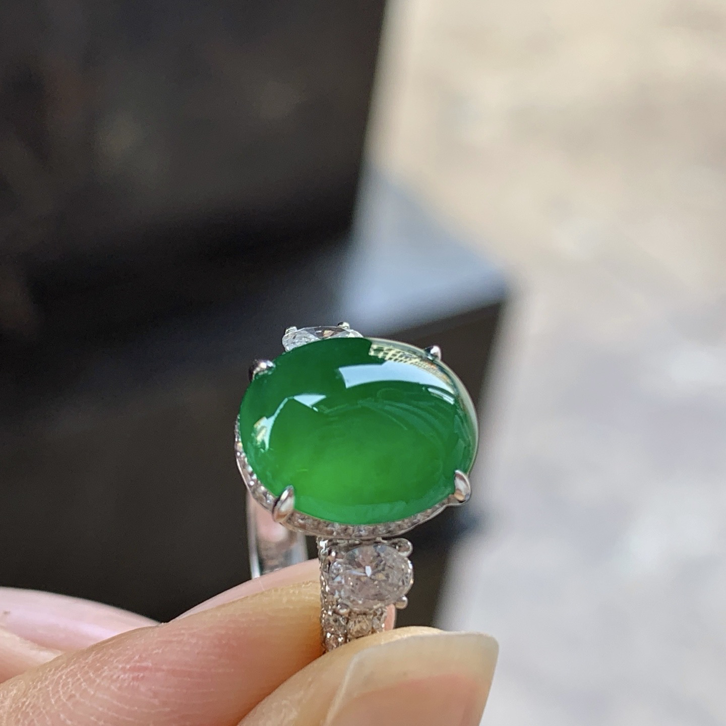 冰辣绿色戒指^_^颜色鲜艳 种水好 银托