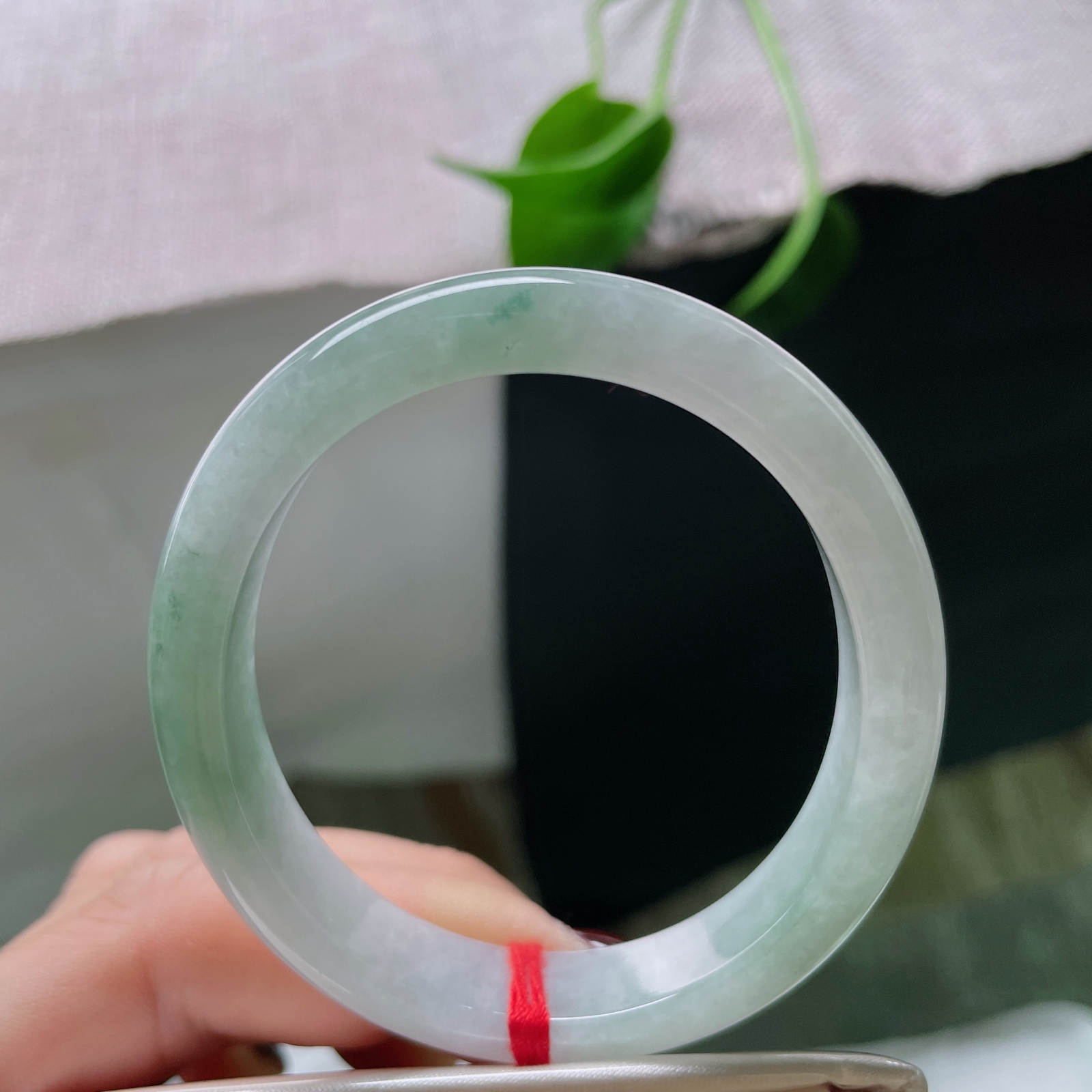 52.9（47.9）10.2/6.7，淡绿底贵妃，水头好，颜色深浅不一，韵味十足，皮纹..