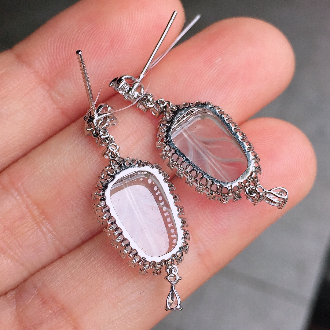 冰种玉叶耳坠，玉质细腻，荧光感超
强，饱满圆润，尽显优雅气质，18k
金豪华镶嵌