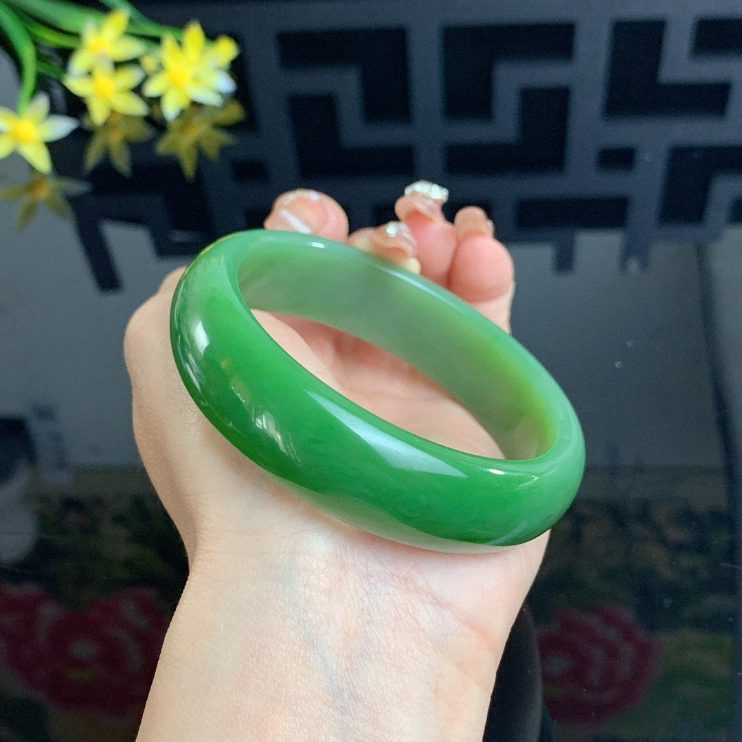 和田玉61.5圈口阳绿色宽版碧玉手镯！玉质细腻油润 底色纯净 无裂无黑 脂粉好，品质高。