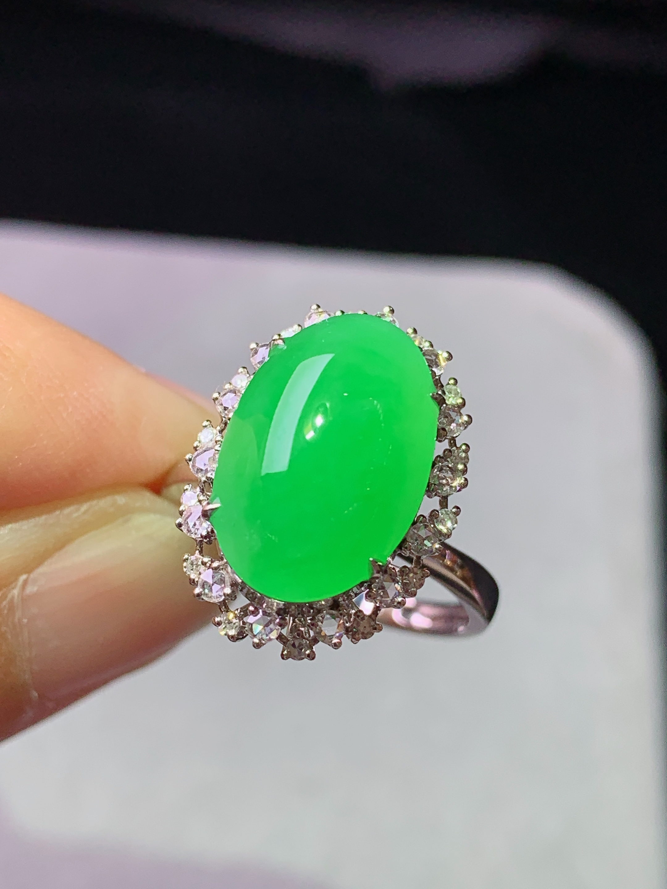 18k金钻镶嵌冰阳绿蛋面戒指 玉质细腻 色泽艳丽清新 水润亮眼 圈口14.5 整体尺寸18*13*12b7