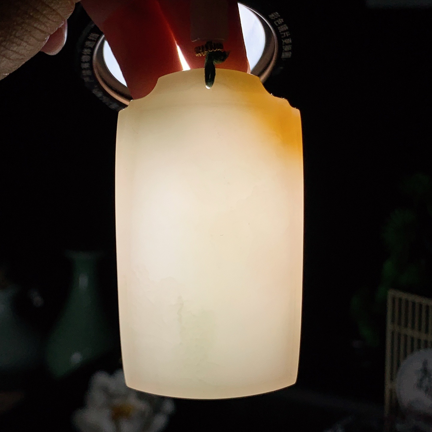 新疆和田玉且末糖座莲观音挂件 尺寸69/38/9重65.5克。玉质细腻油润。手推出油。佩戴高端典雅。lt260418