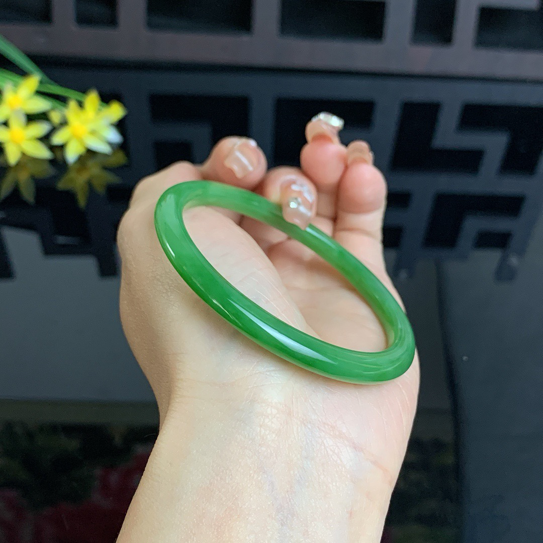 和田玉57.5圈口阳绿色美人条碧玉手镯！玉质细腻油润 底色纯净 无裂无棉 脂粉好，品质高。