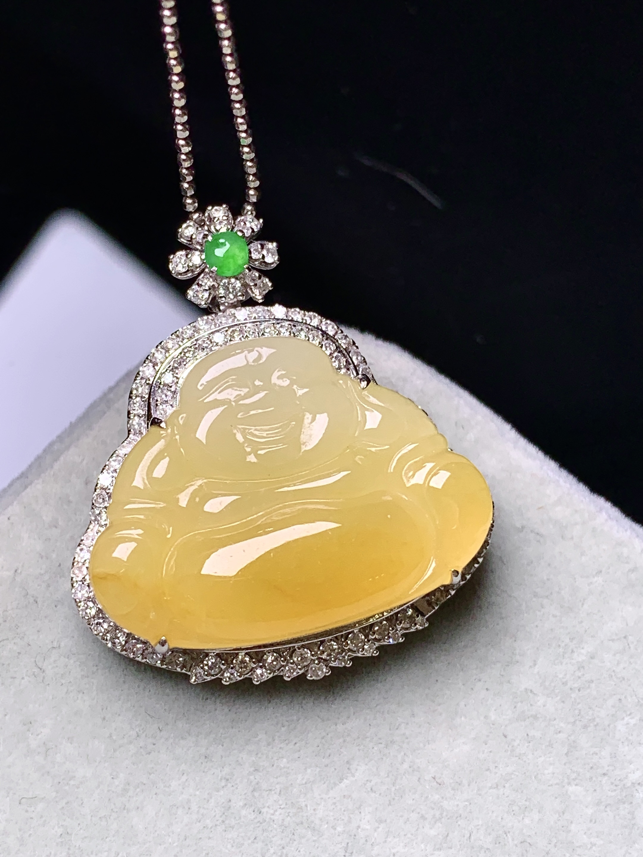 18k金钻镶嵌冰黄翡佛公吊坠 玉质细腻 色泽艳丽清新 水润亮眼 整体尺寸29.8*26.5*9.5b