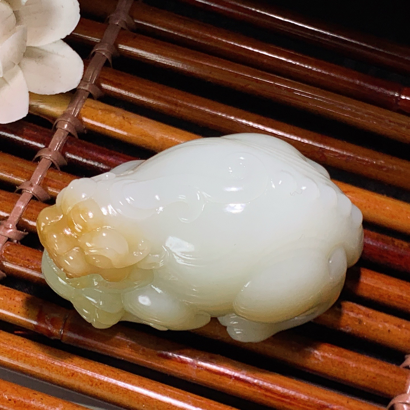 新疆和田玉且末糖貔貅把件！尺寸71/42/40重184克。玉质细腻油润。手推出油。佩戴高端典雅。lt260418