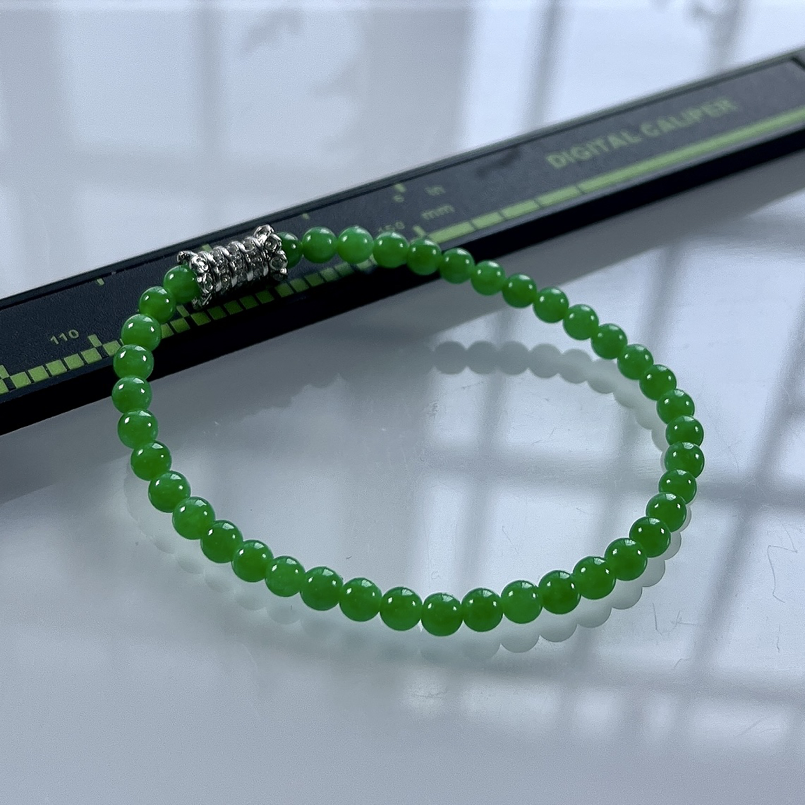 收藏级别，缅甸天然翡翠A货，卡4冰种起胶正阳绿小米珠小圆珠手串手链，尺寸：4mm/40颗，长度162mm，重量：5.77g