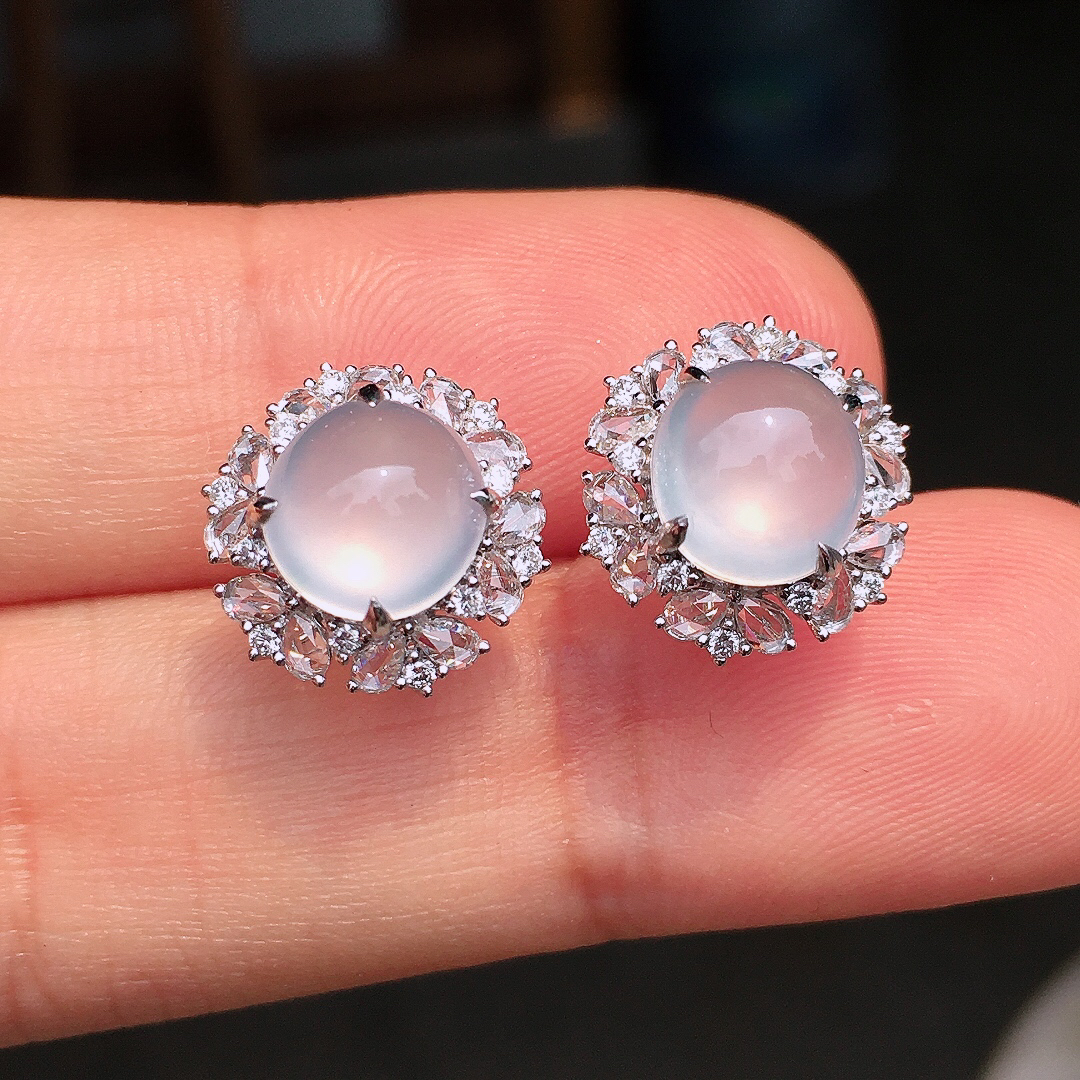 冰种蛋面耳钉，玉质细腻，荧光感超
强，饱满圆润，尽显优雅气质，18k
金豪华镶嵌