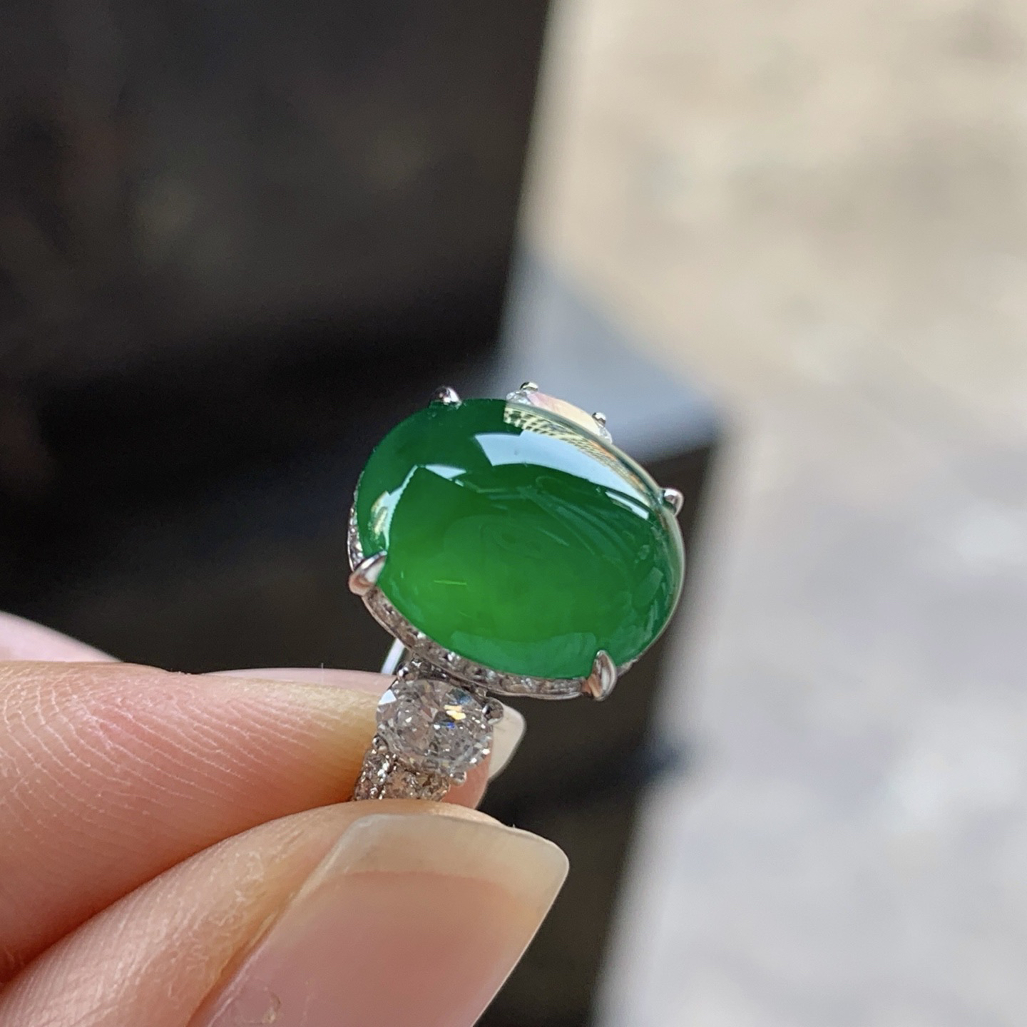 冰辣绿色戒指^_^颜色鲜艳 种水好 银托