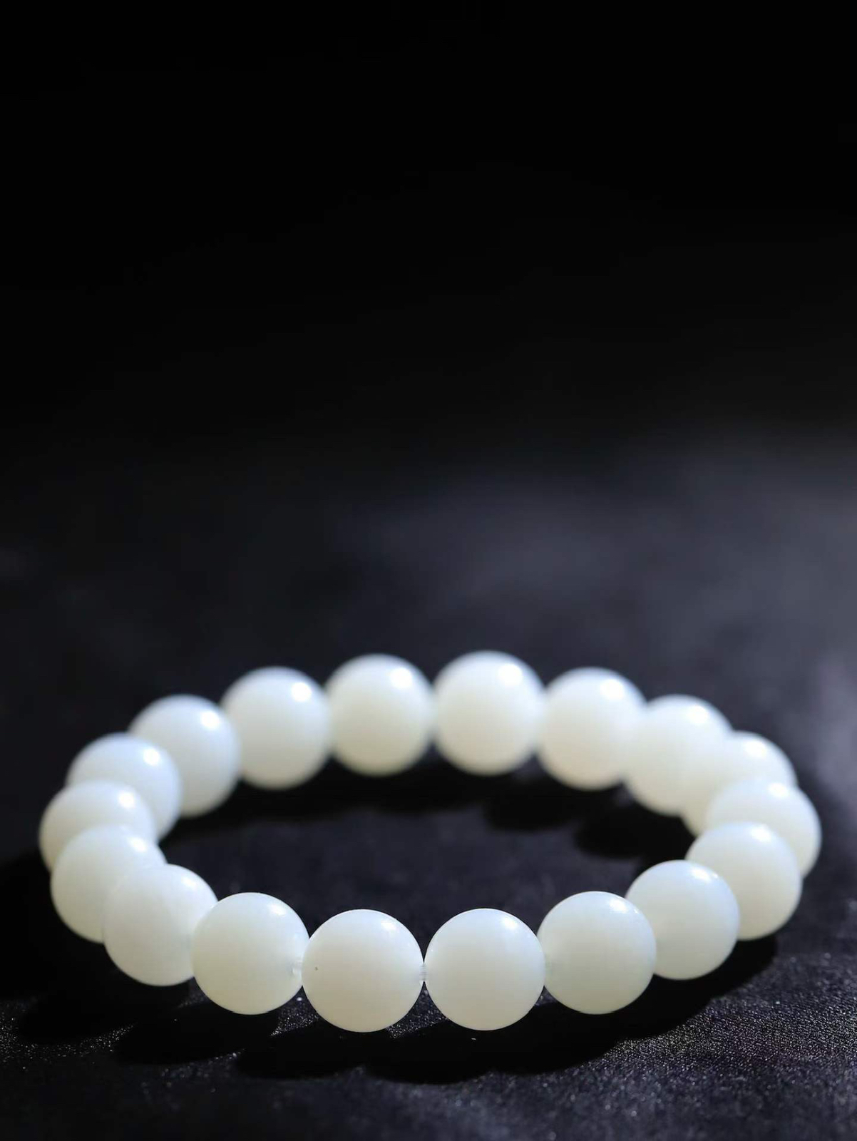 【珠圆玉润.手串】

精品老坑俄料 玉质温润细腻  整串打磨圆润，佩戴舒适。珠珠落玉盘，间关莺语花底滑，一生美好时光，无论身在何处，都有它相伴相守。事事顺遂，幸福美满，吉祥如意。重35克 尺寸取一11mm  FDA-2210336