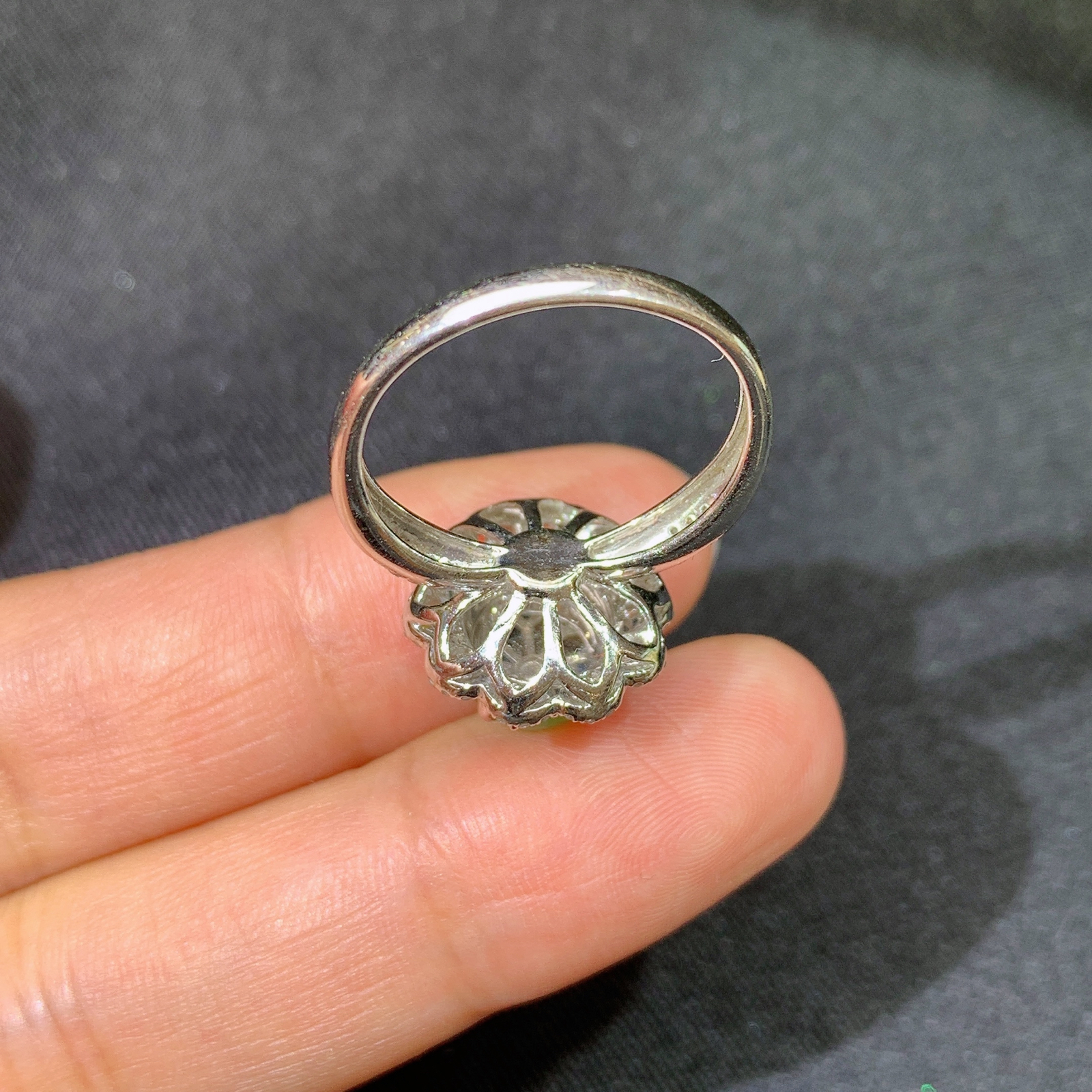 阳绿蛋面戒指，18k金镶嵌，款式精美，冰润色阳，种水足，Xf 尺寸8.1*7.7*4.7