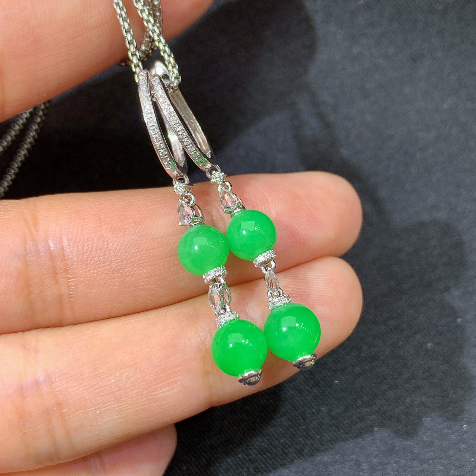 阳绿圆珠耳坠，18k金镶嵌，款式新颖，冰润色阳，种水足，Cj 尺寸6.2