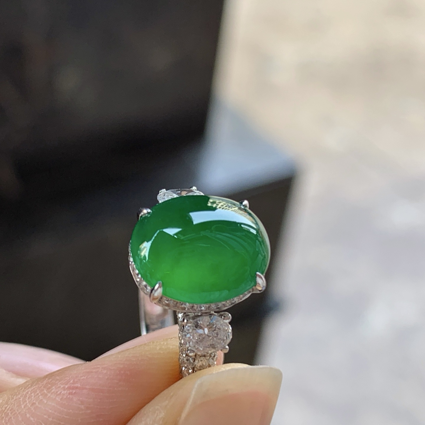 冰辣绿色戒指^_^颜色鲜艳 种水好 银托